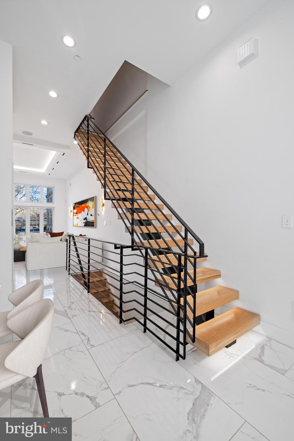 LOGAN SQUARE - Residential