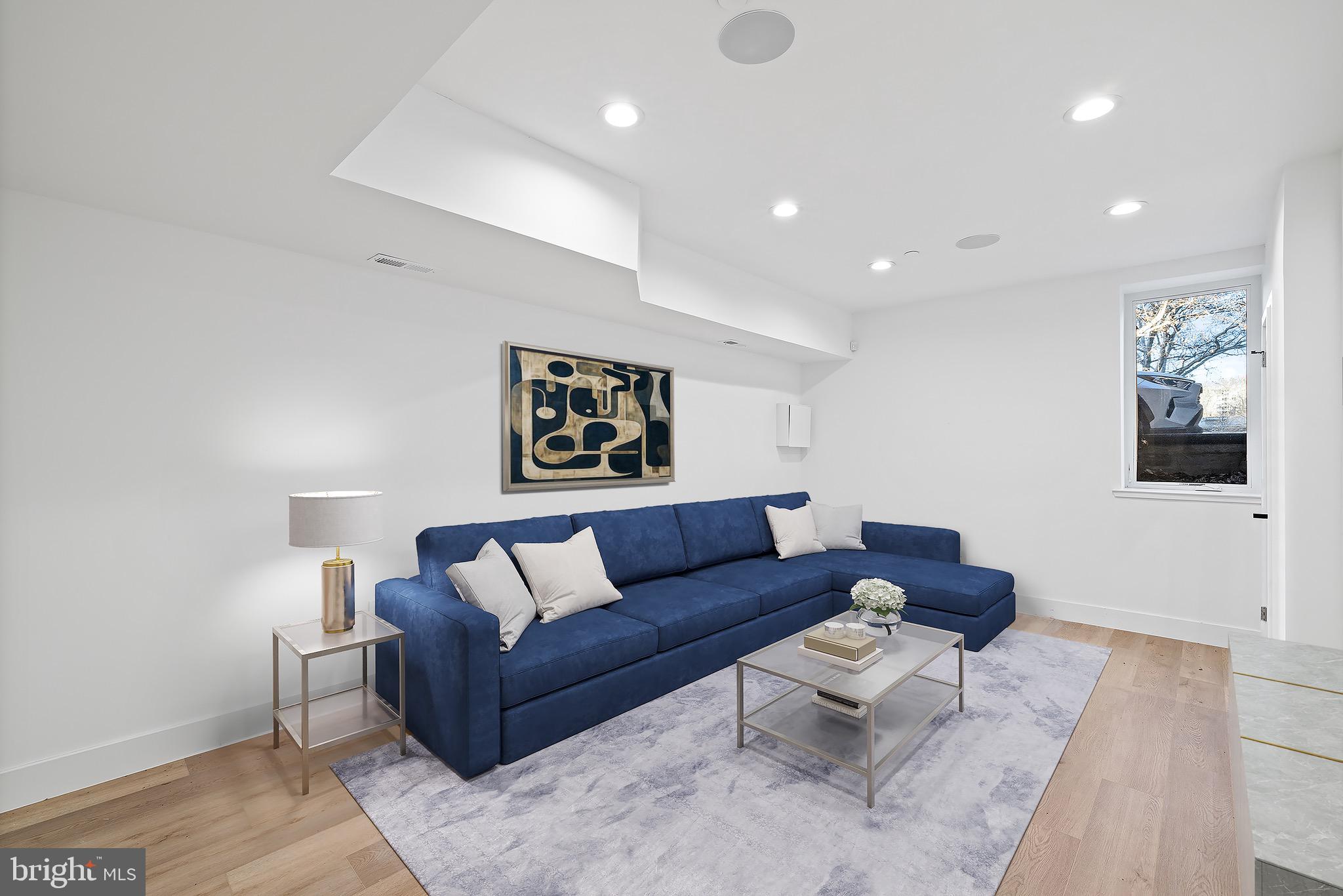 LOGAN SQUARE - Residential