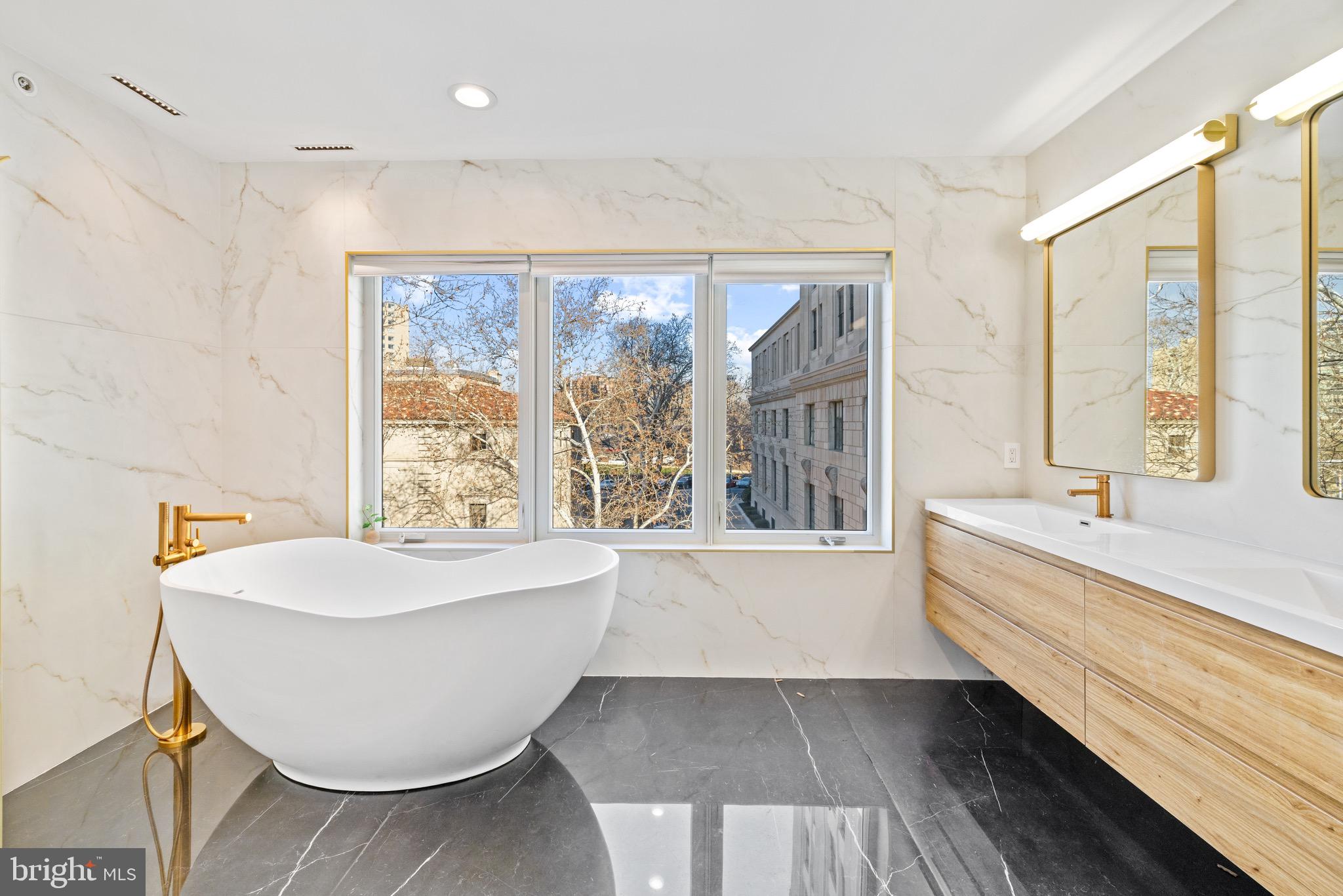 LOGAN SQUARE - Residential