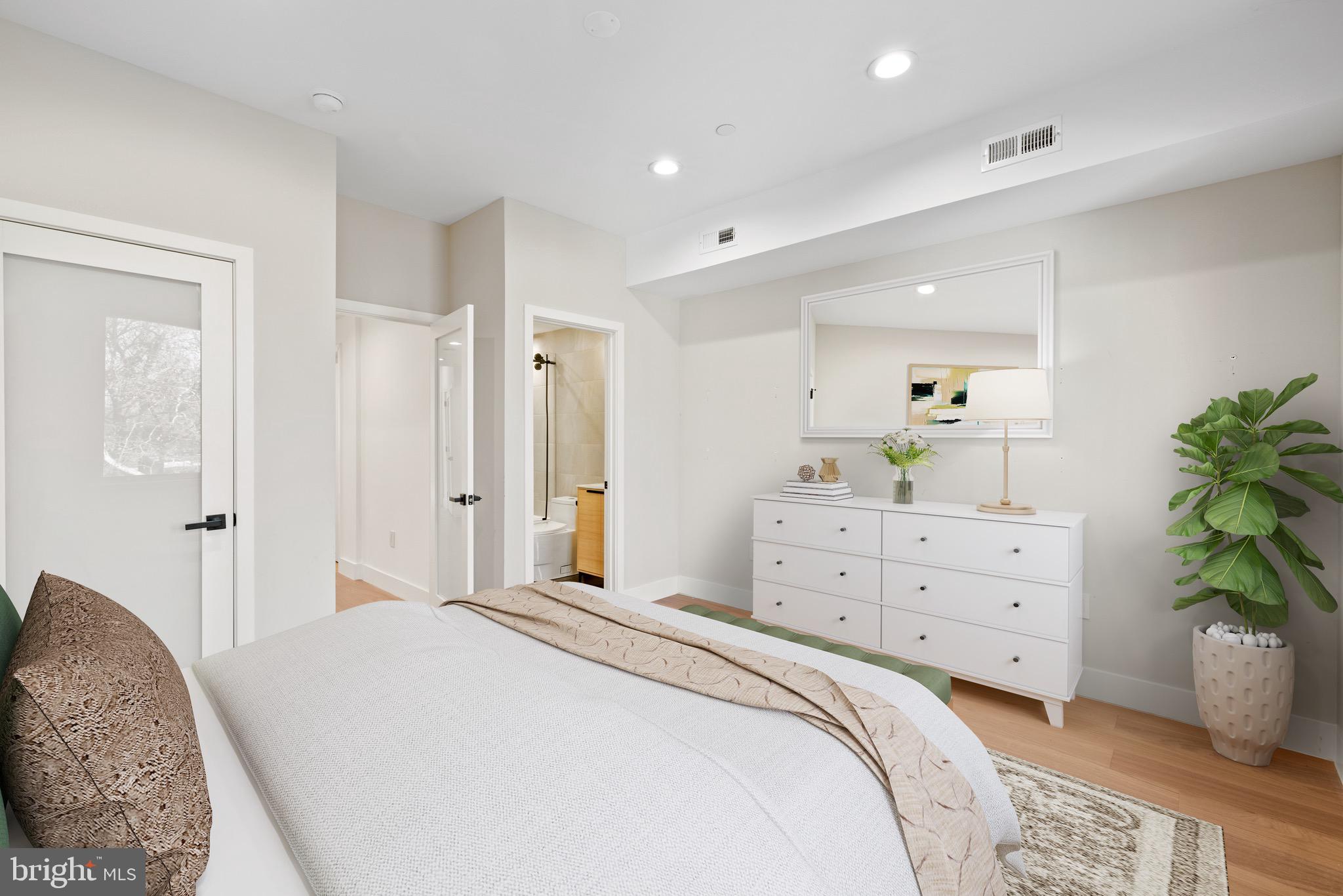 LOGAN SQUARE - Residential