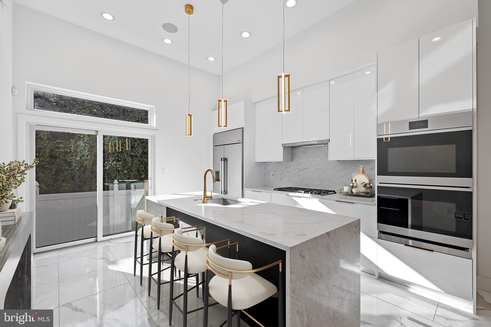 LOGAN SQUARE - Residential