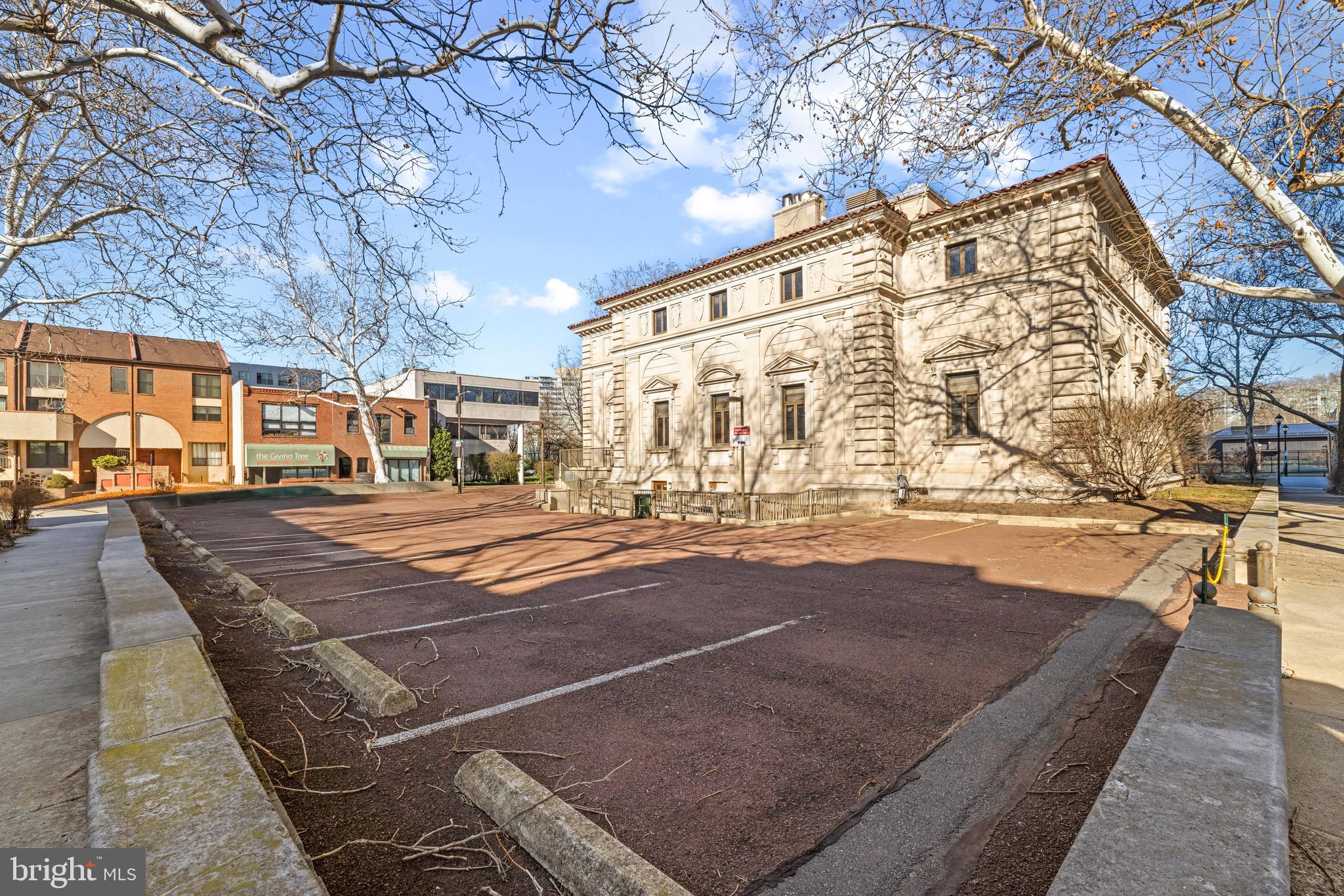 LOGAN SQUARE - Residential