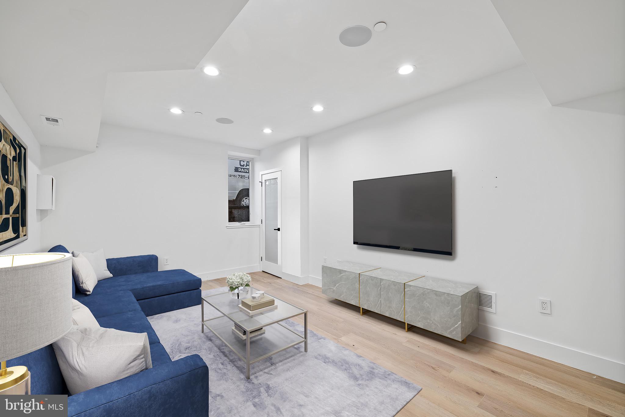 LOGAN SQUARE - Residential