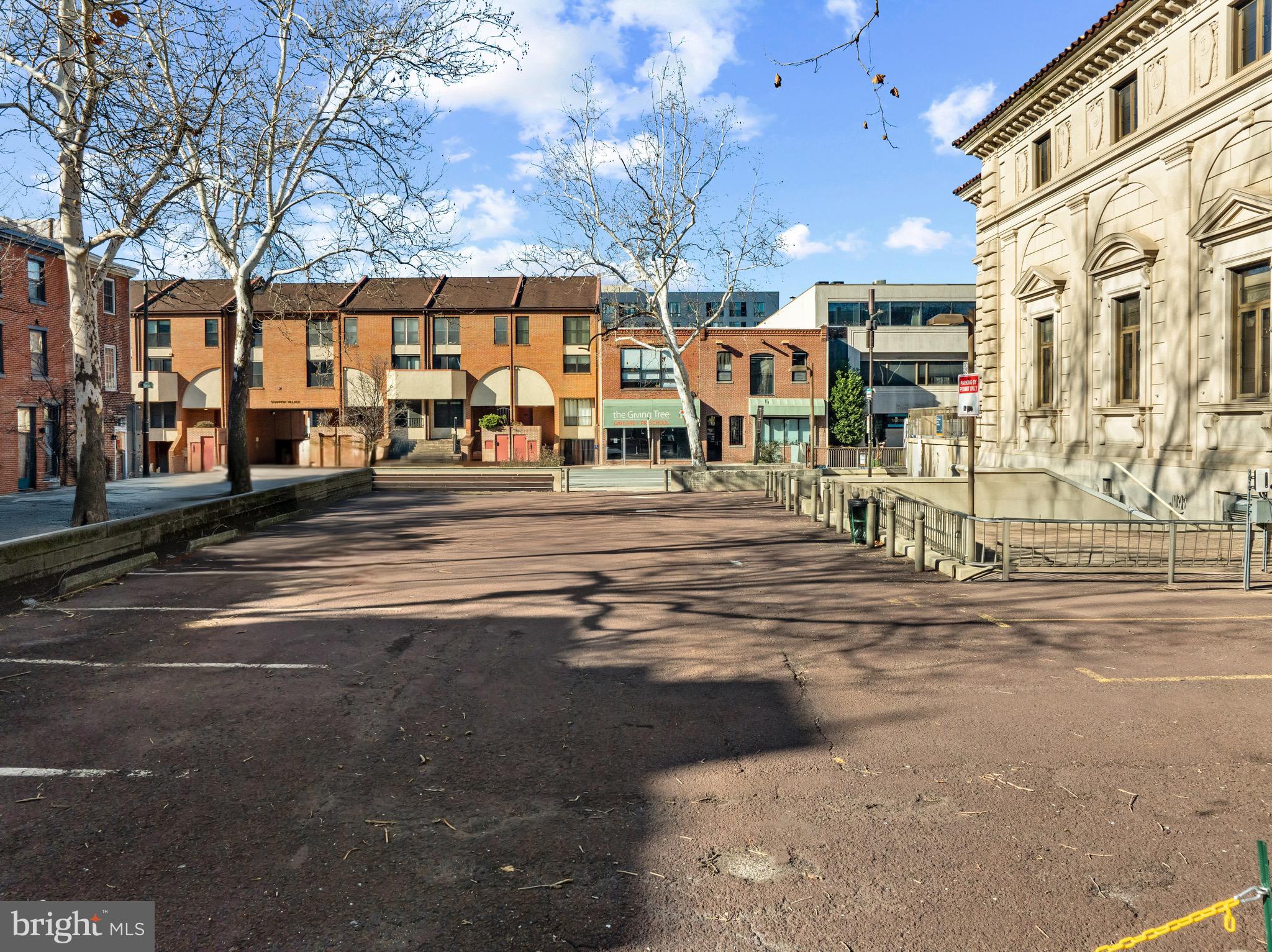 LOGAN SQUARE - Residential