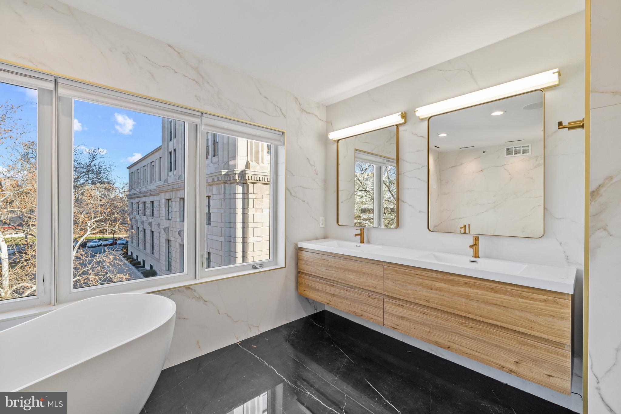 LOGAN SQUARE - Residential