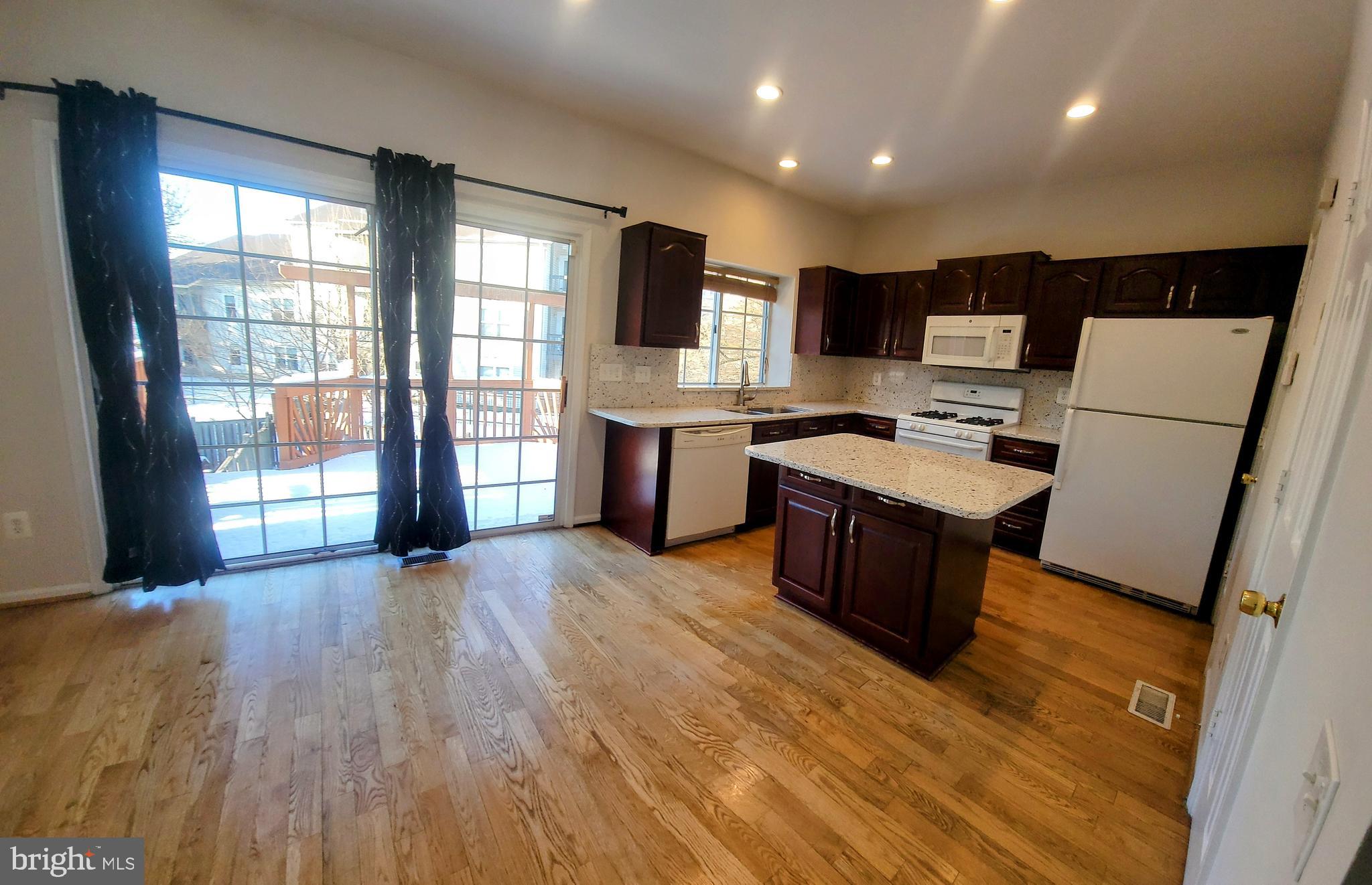 CARNABY SQUARE - Residential Lease