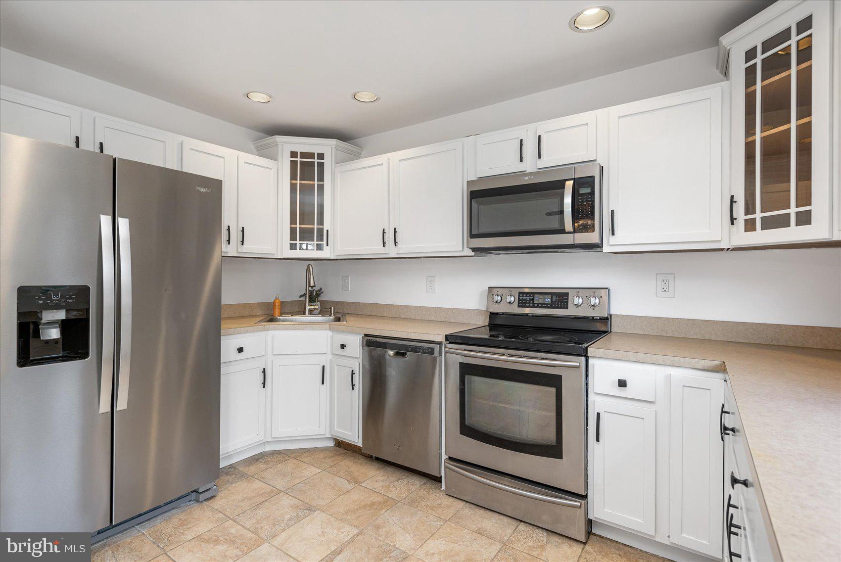 CONSTANT FRIENDSHIP - Residential