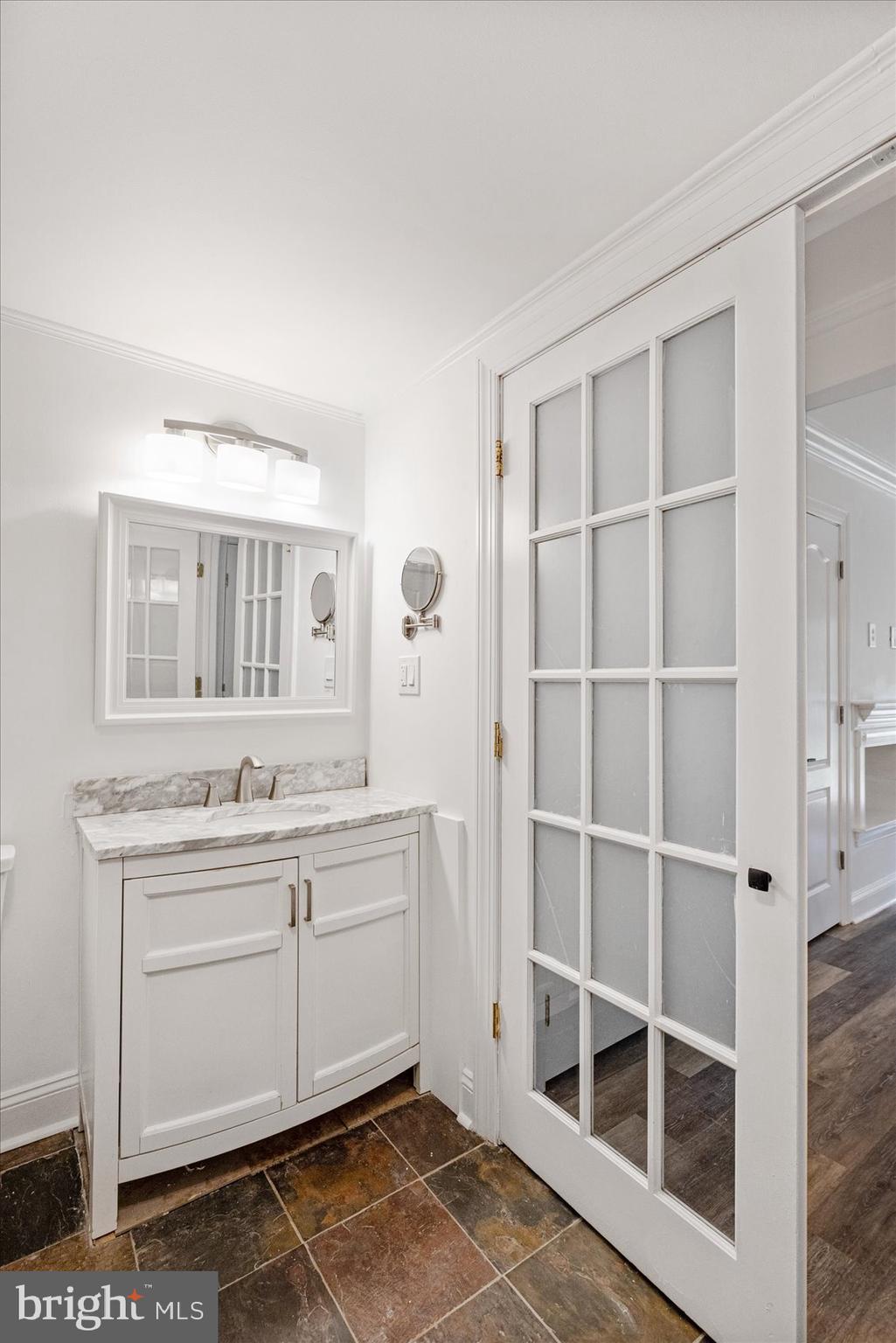 CONSTANT FRIENDSHIP - Residential