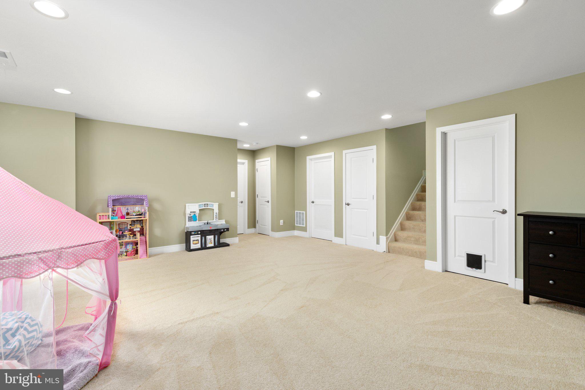 MEADOWBROOK - Residential