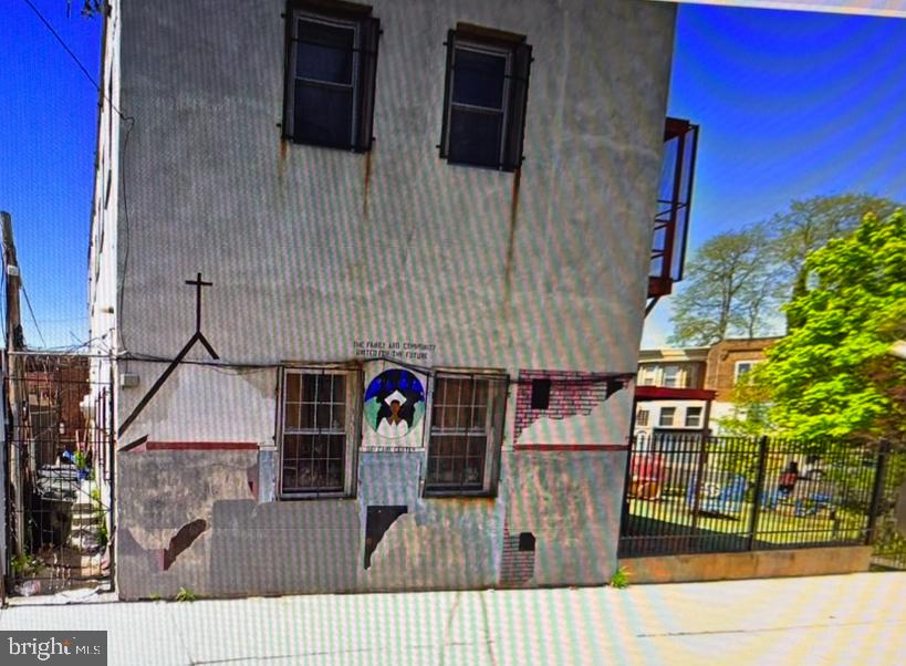 Main image without alt text