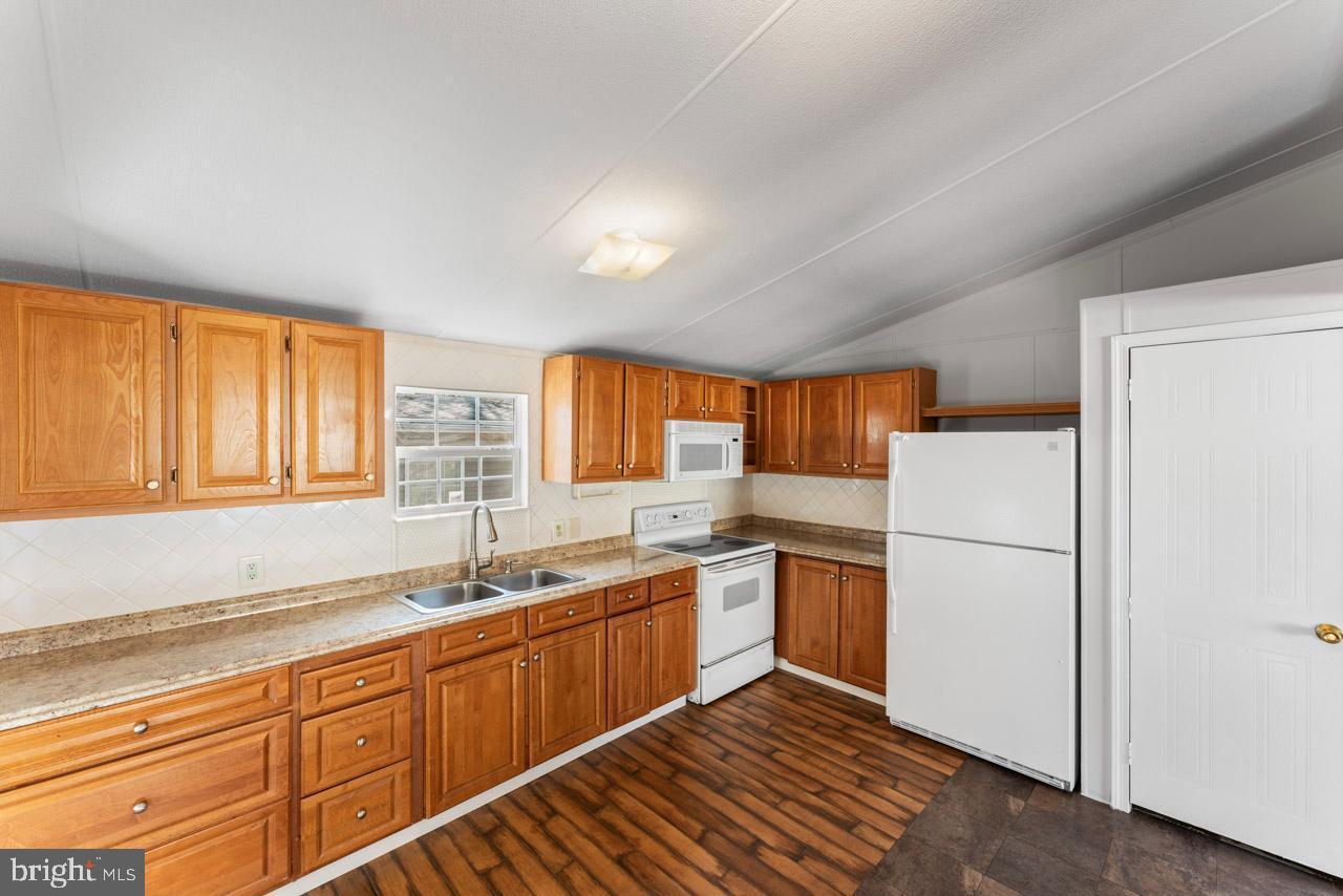 MEADOWS OF CHANTILLY - Residential