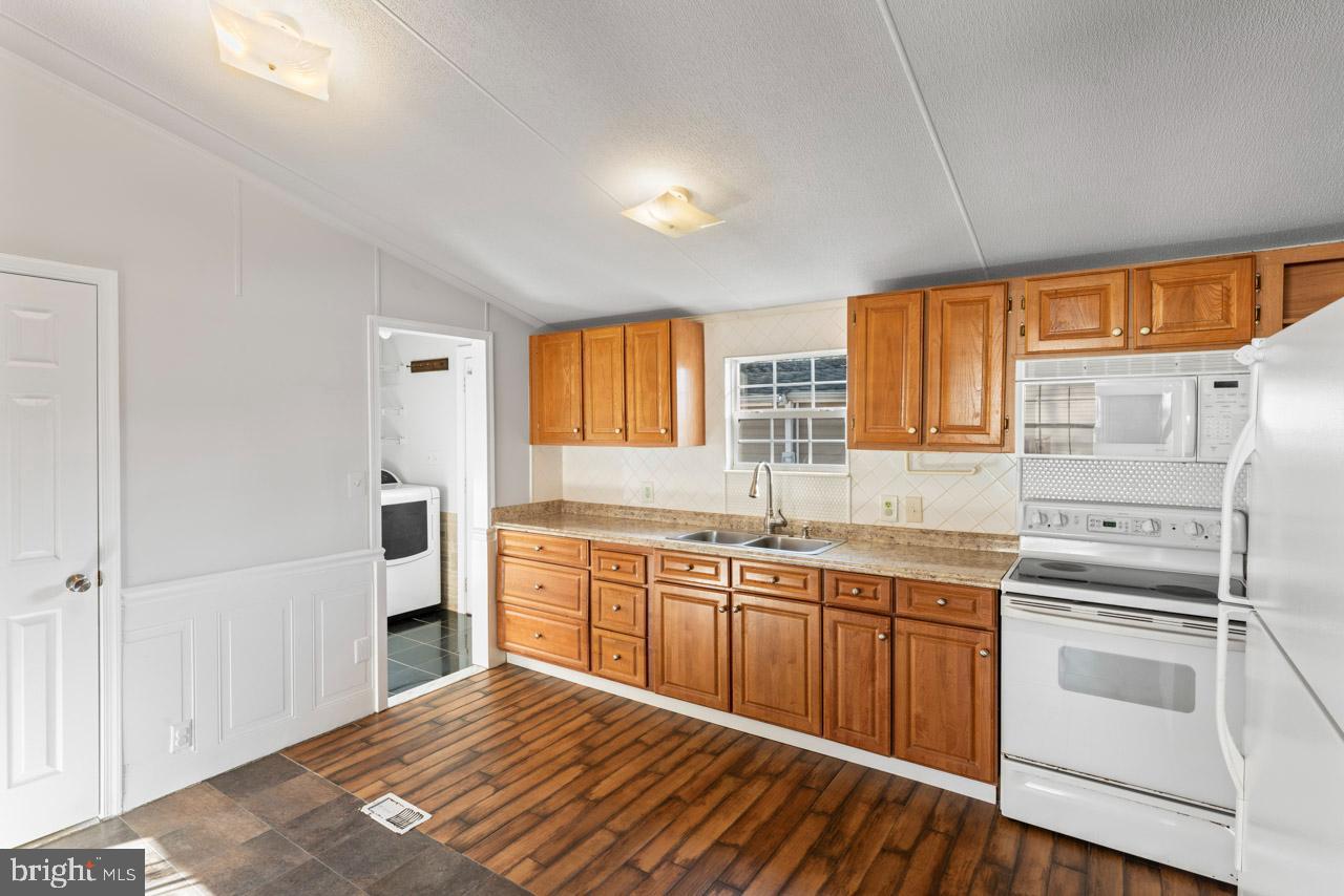 MEADOWS OF CHANTILLY - Residential