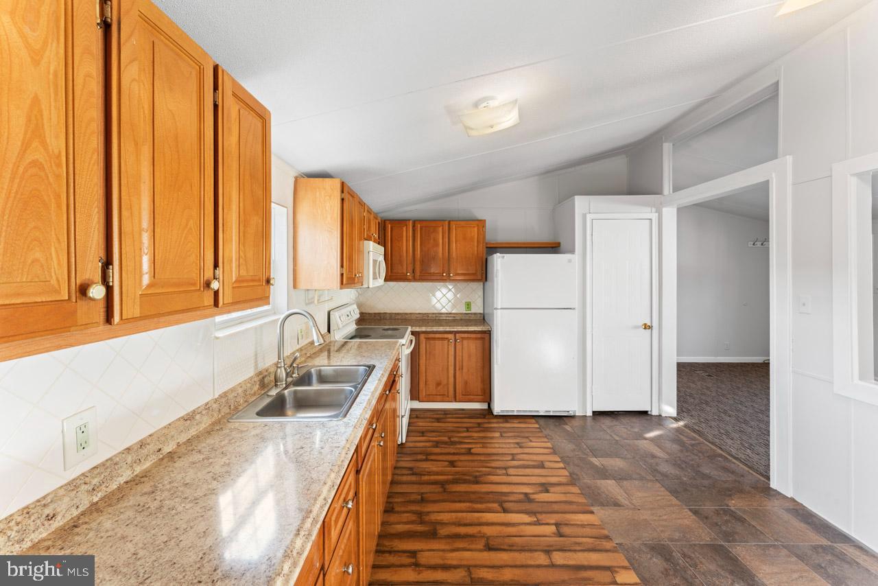 MEADOWS OF CHANTILLY - Residential