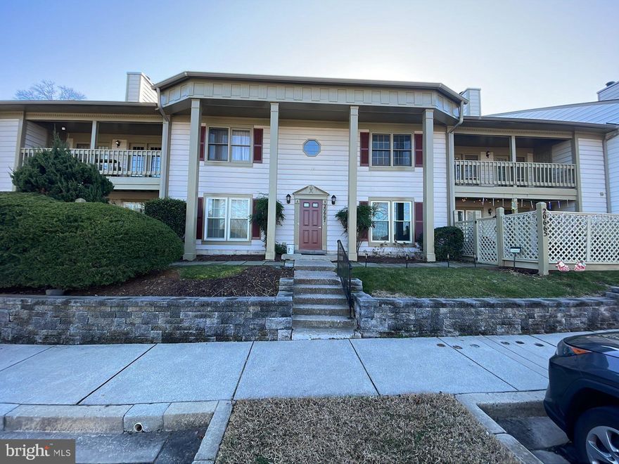 BEAUTIFUL TOP FLOOR CONDO IN SOUGHT AFTER "WATERS HOUSE". VAULTED CEILINGS, SPIRAL STAIRCASE TO LOFT W/SKYLIGHT, BUILT-INS & FIREPLACE IN LR, LIGHT UPGRD CARPET & NEUTRAL DECOR THRU-OUT. EVERYTHING UPDATED...HVAC, KT APPLIANCES, BOSCH WASHER & DRYER AND HOT WATER HTR. BALCONY W/ACCESS FROM LR & MBR! PLENTY OF PARKING! PRISTINE AND READY TO MOVE RIGHT IN!