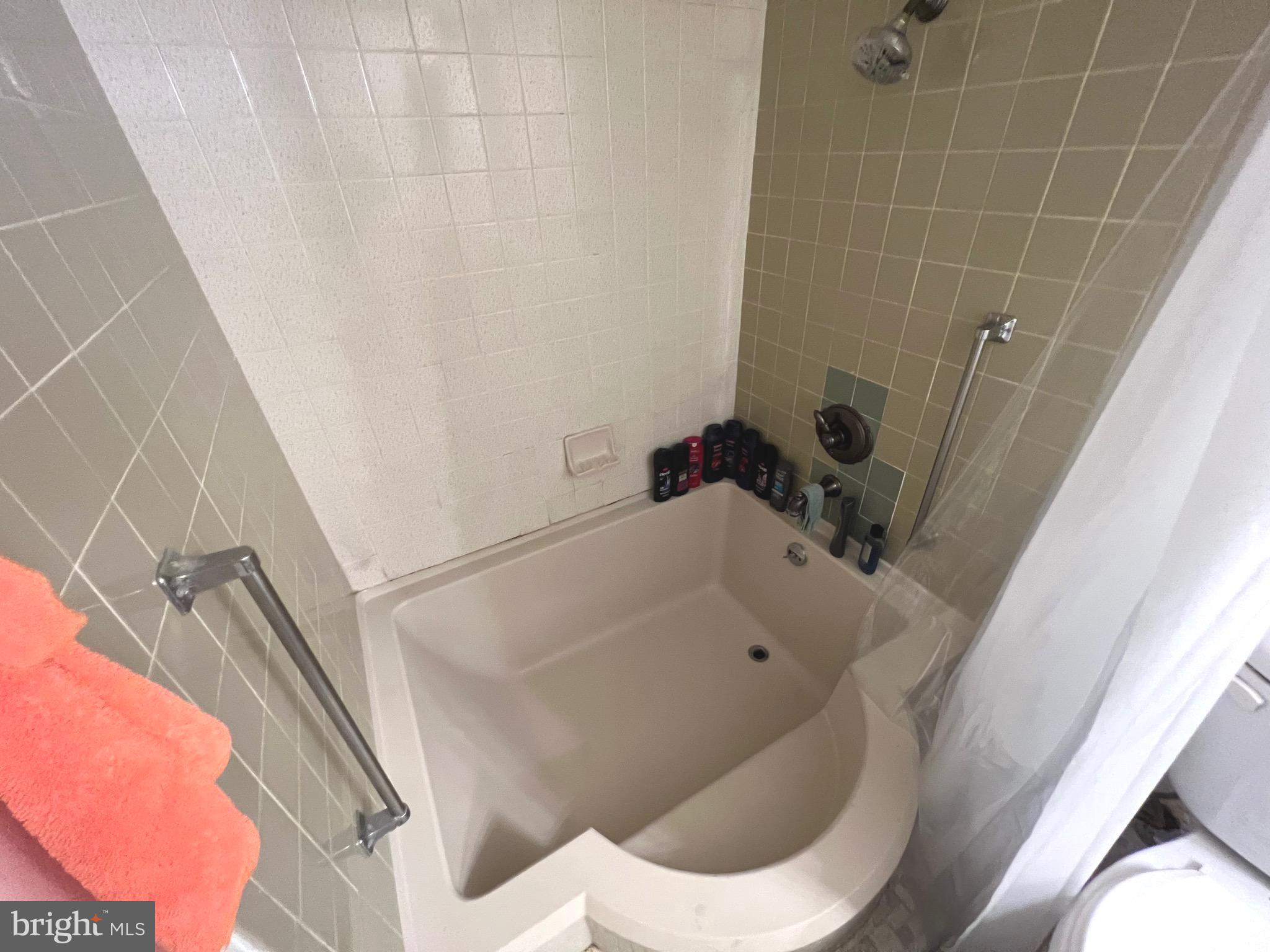 HUNTLEY SQUARE CONDOMINIUMS - Residential