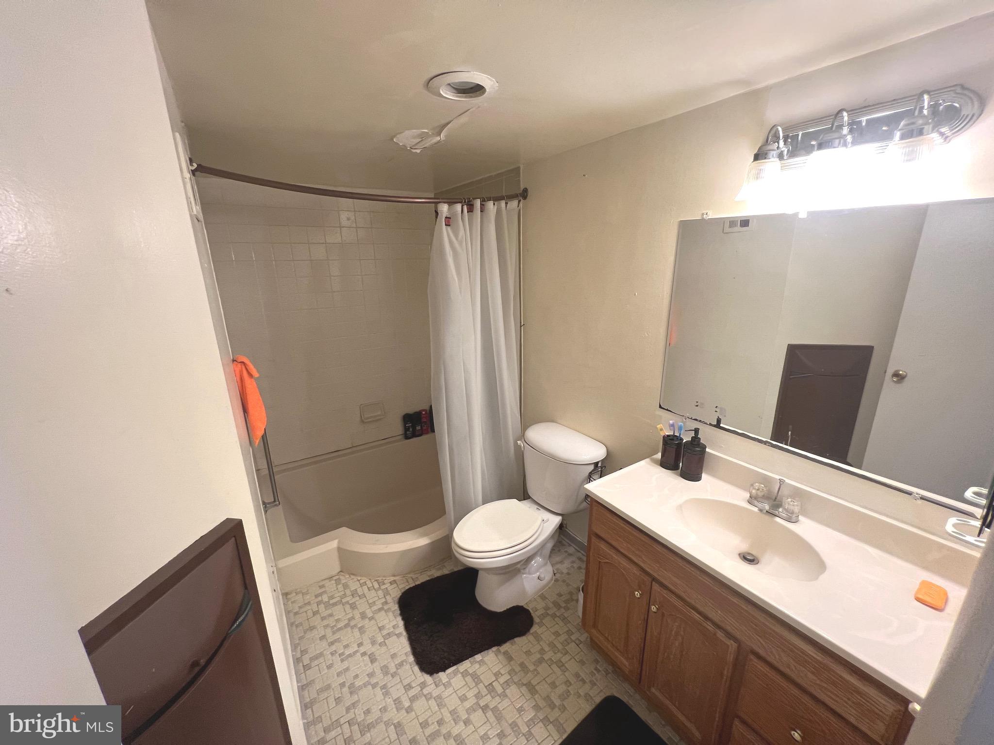 HUNTLEY SQUARE CONDOMINIUMS - Residential