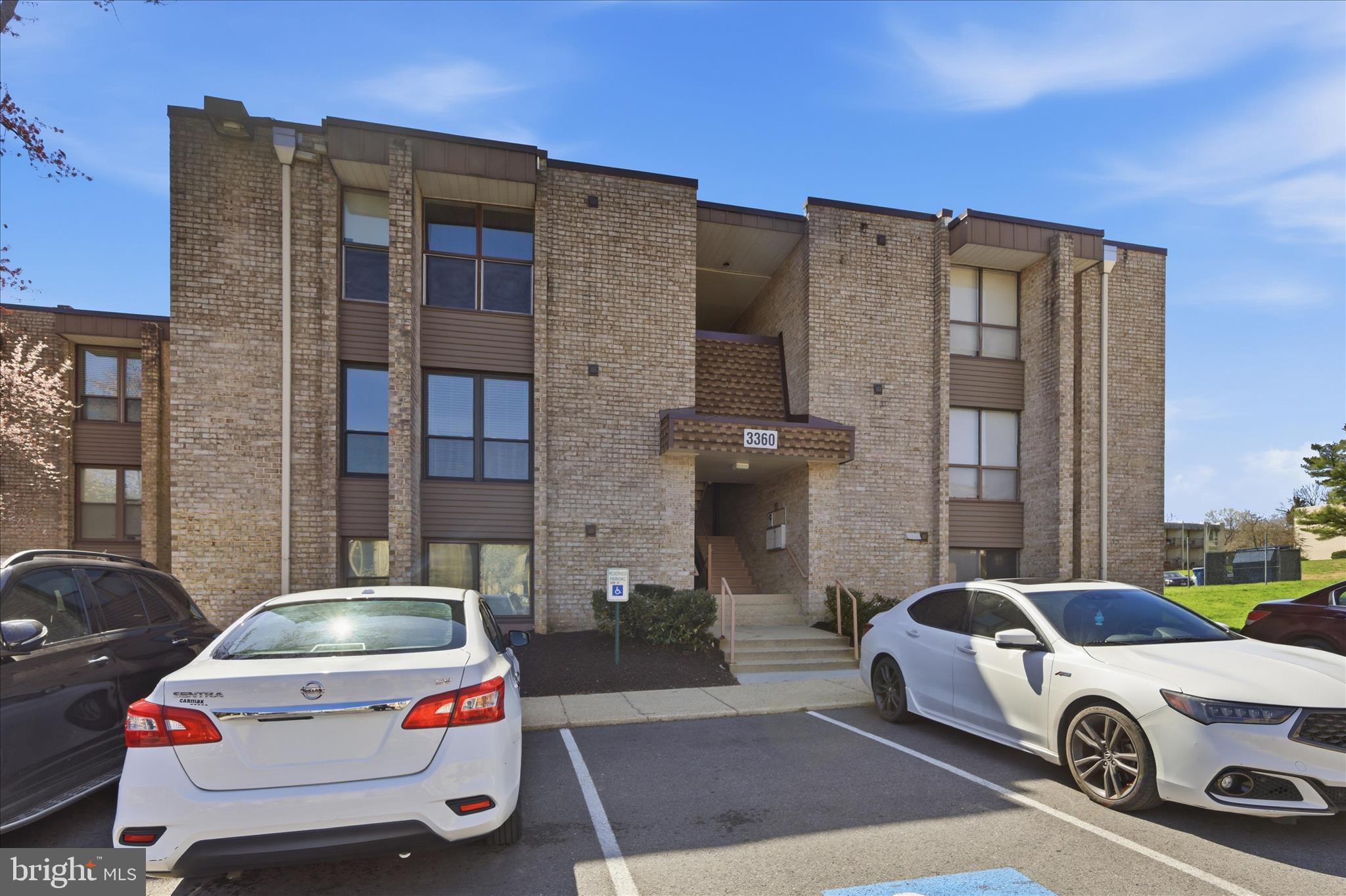 HUNTLEY SQUARE CONDOMINIUMS - Residential