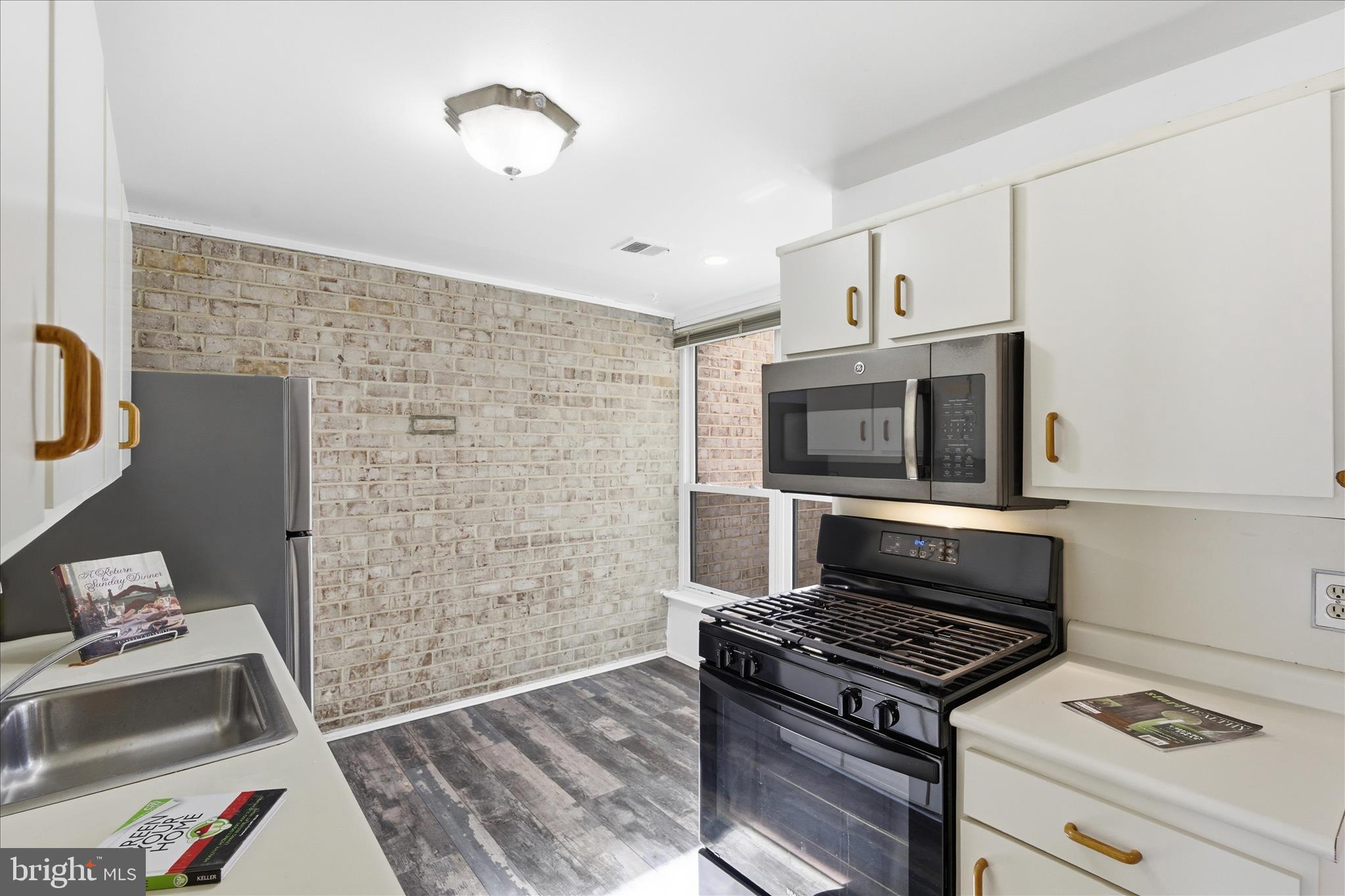 HUNTLEY SQUARE CONDOMINIUMS - Residential