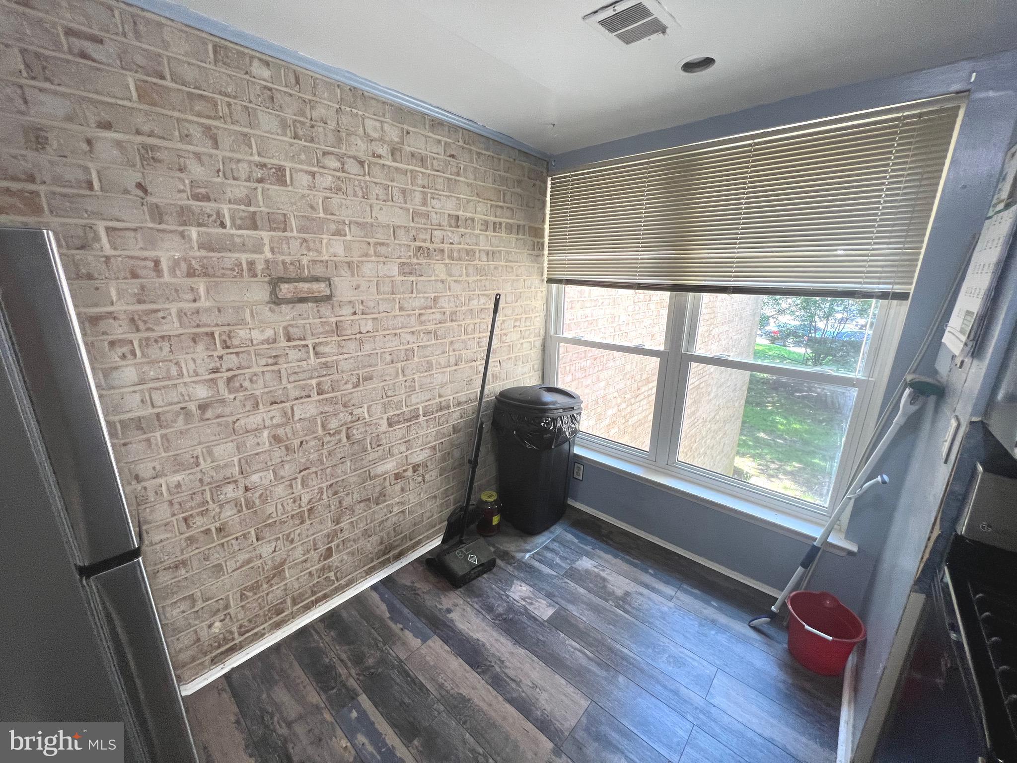 HUNTLEY SQUARE CONDOMINIUMS - Residential