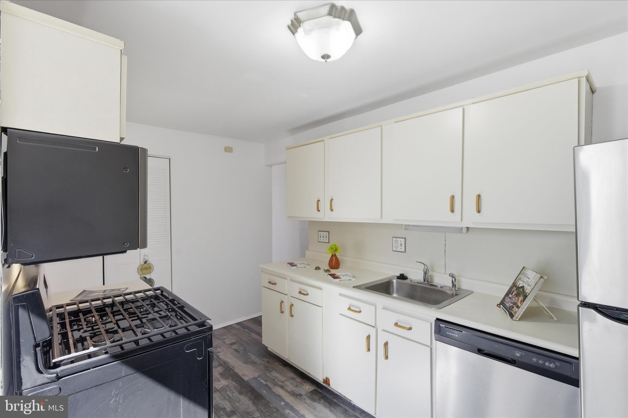 HUNTLEY SQUARE CONDOMINIUMS - Residential