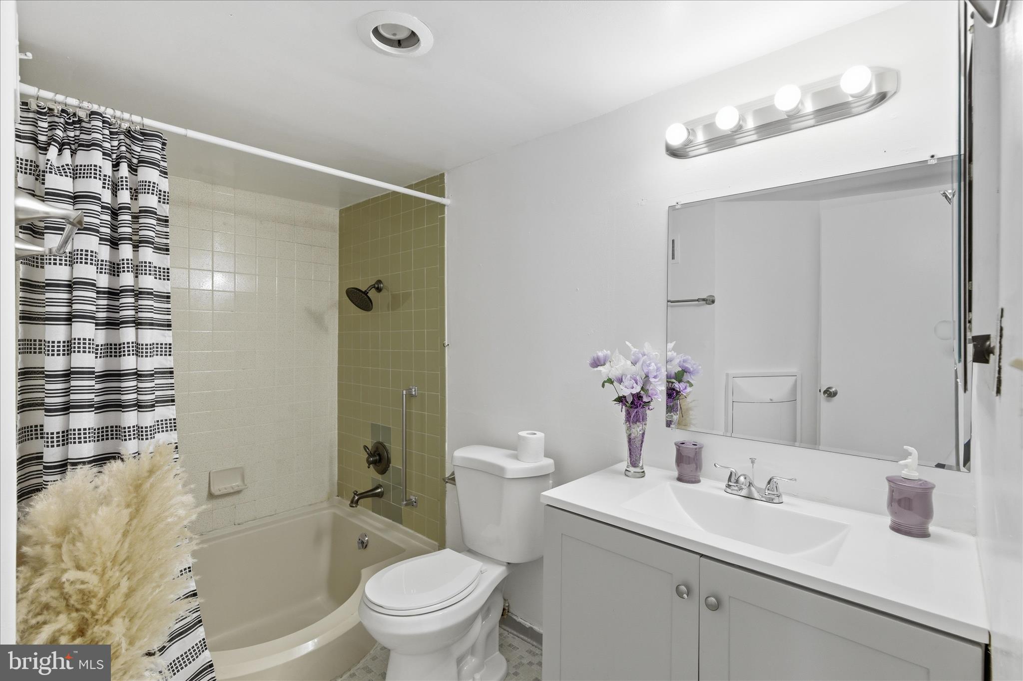 HUNTLEY SQUARE CONDOMINIUMS - Residential