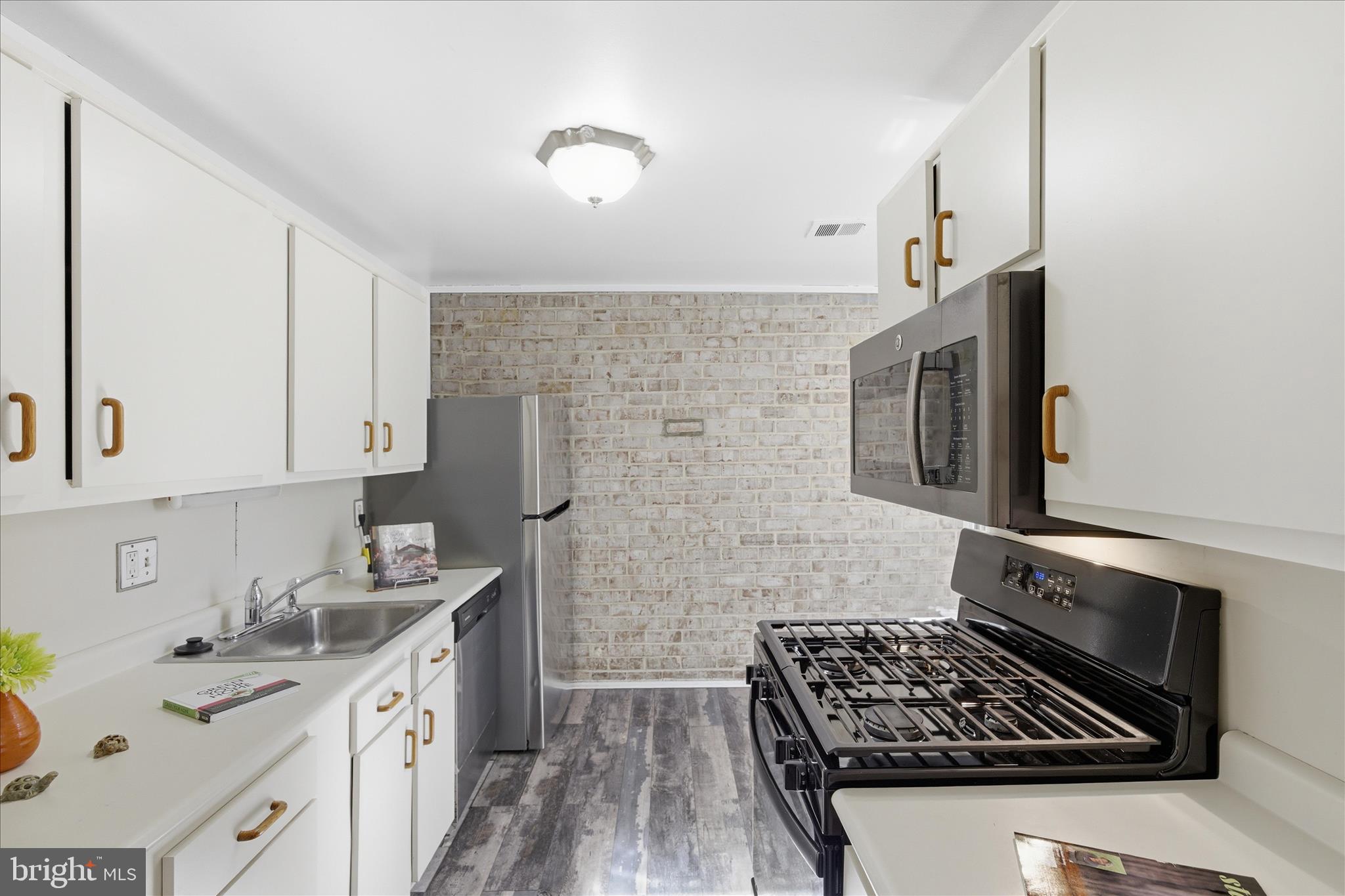 HUNTLEY SQUARE CONDOMINIUMS - Residential