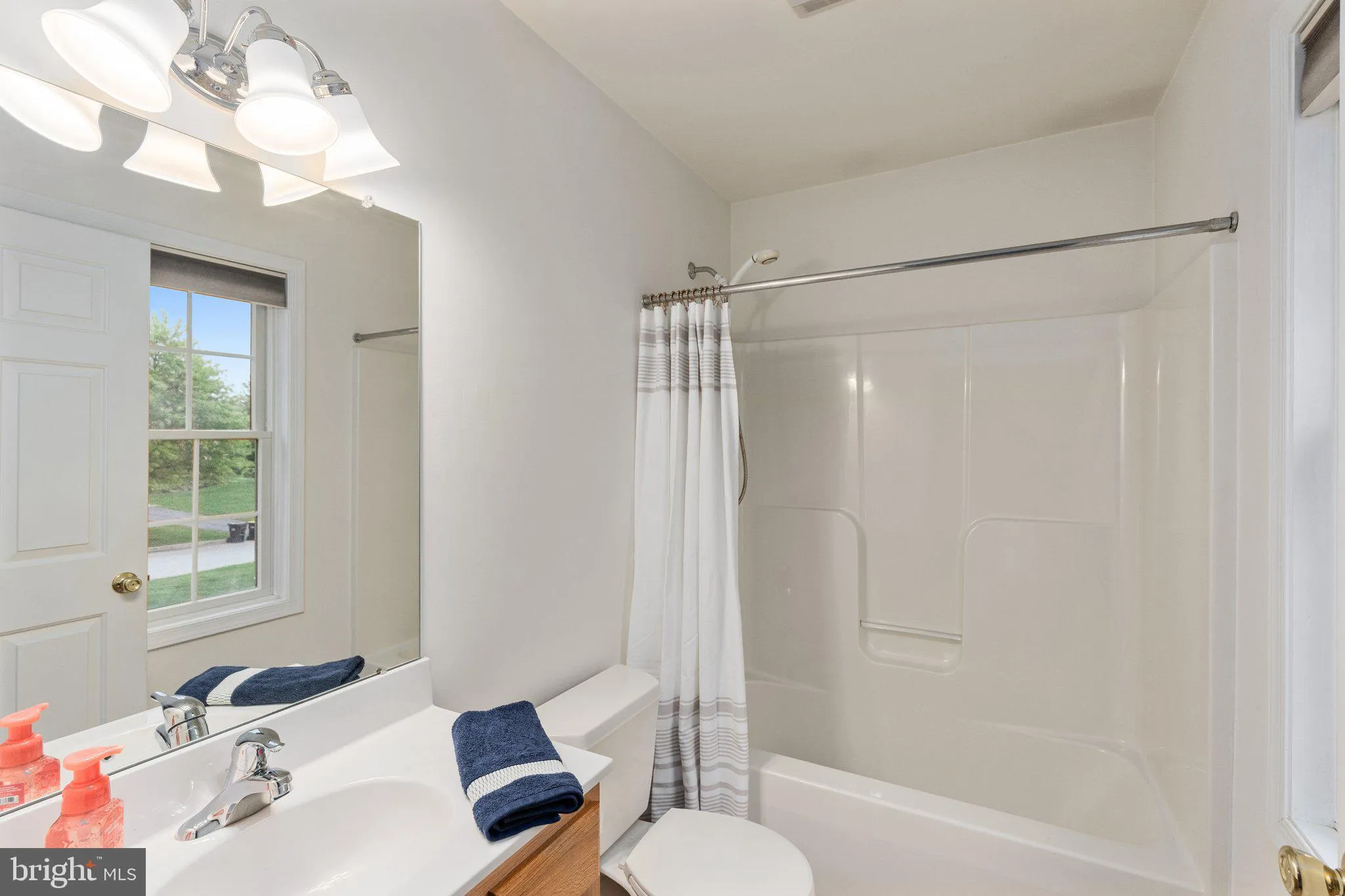 Zionsville, Pennsylvania 18092, United States, 4 Bedrooms Bedrooms, ,4 BathroomsBathrooms,Residential,Pending,127651