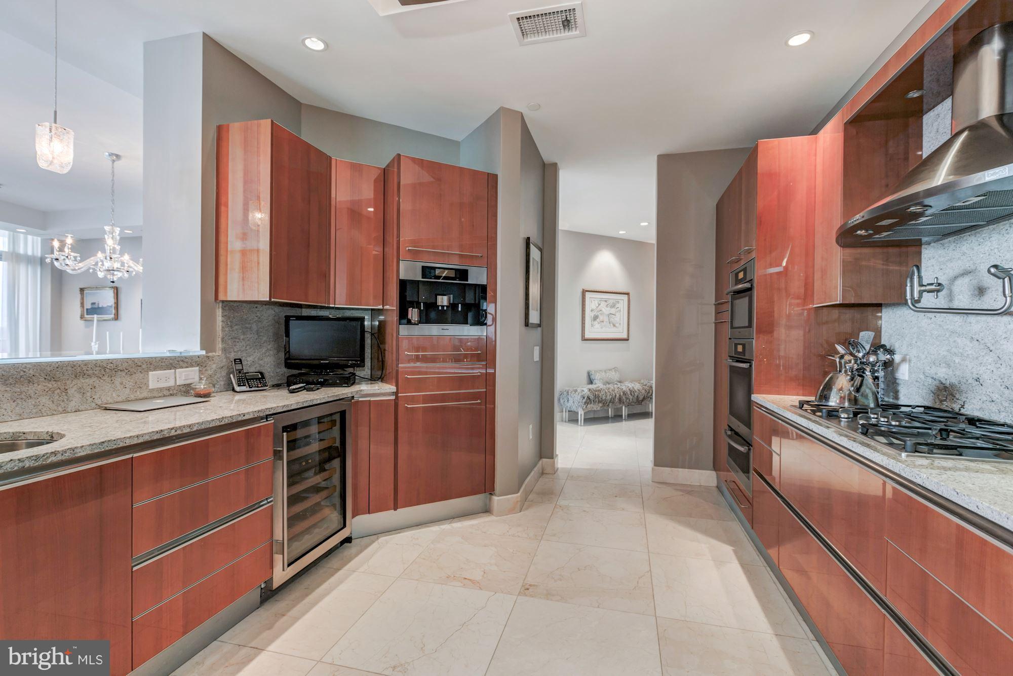 TURNBERRY TOWER - Residential