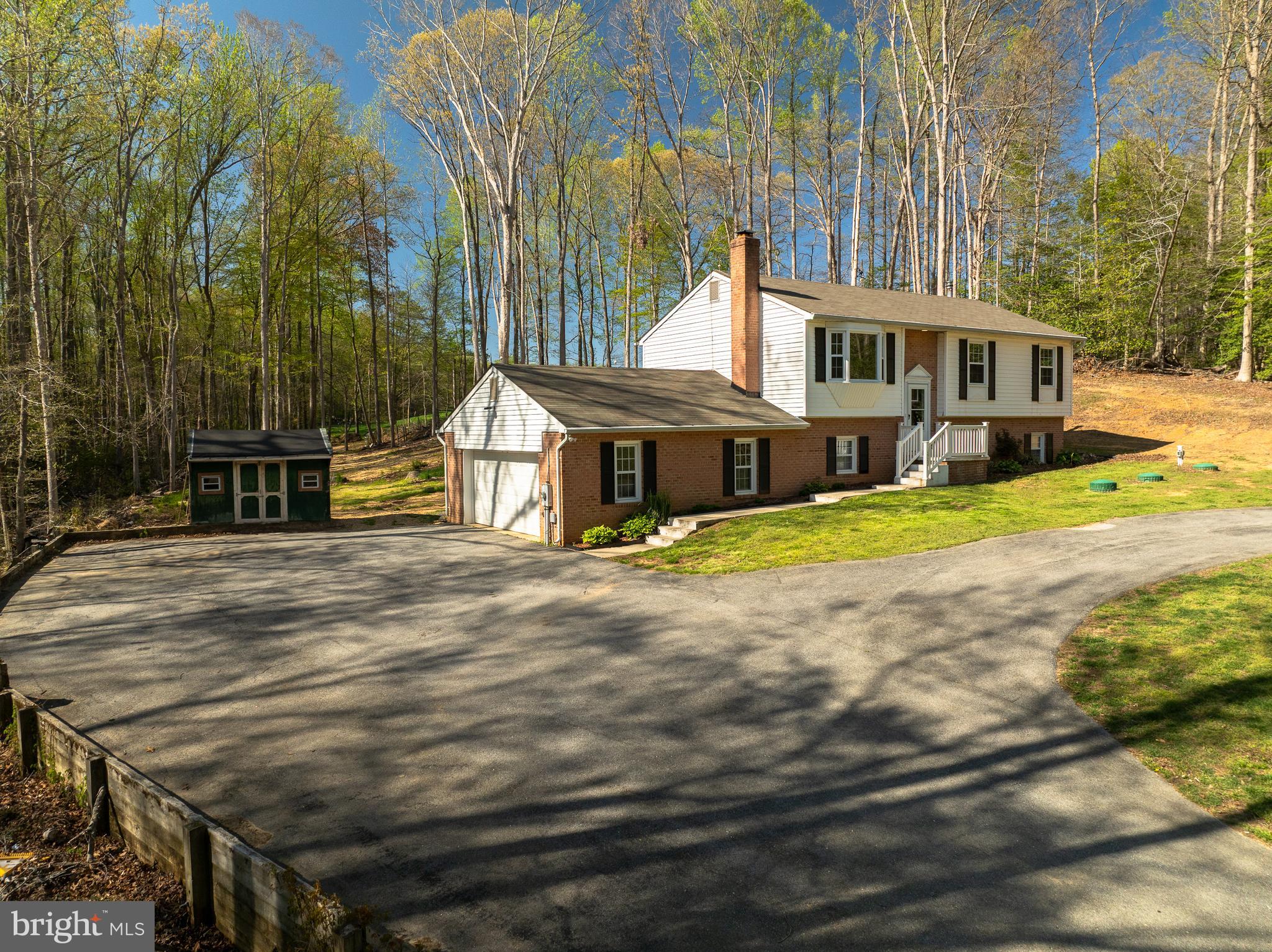 COUNTRY LAKES - Residential