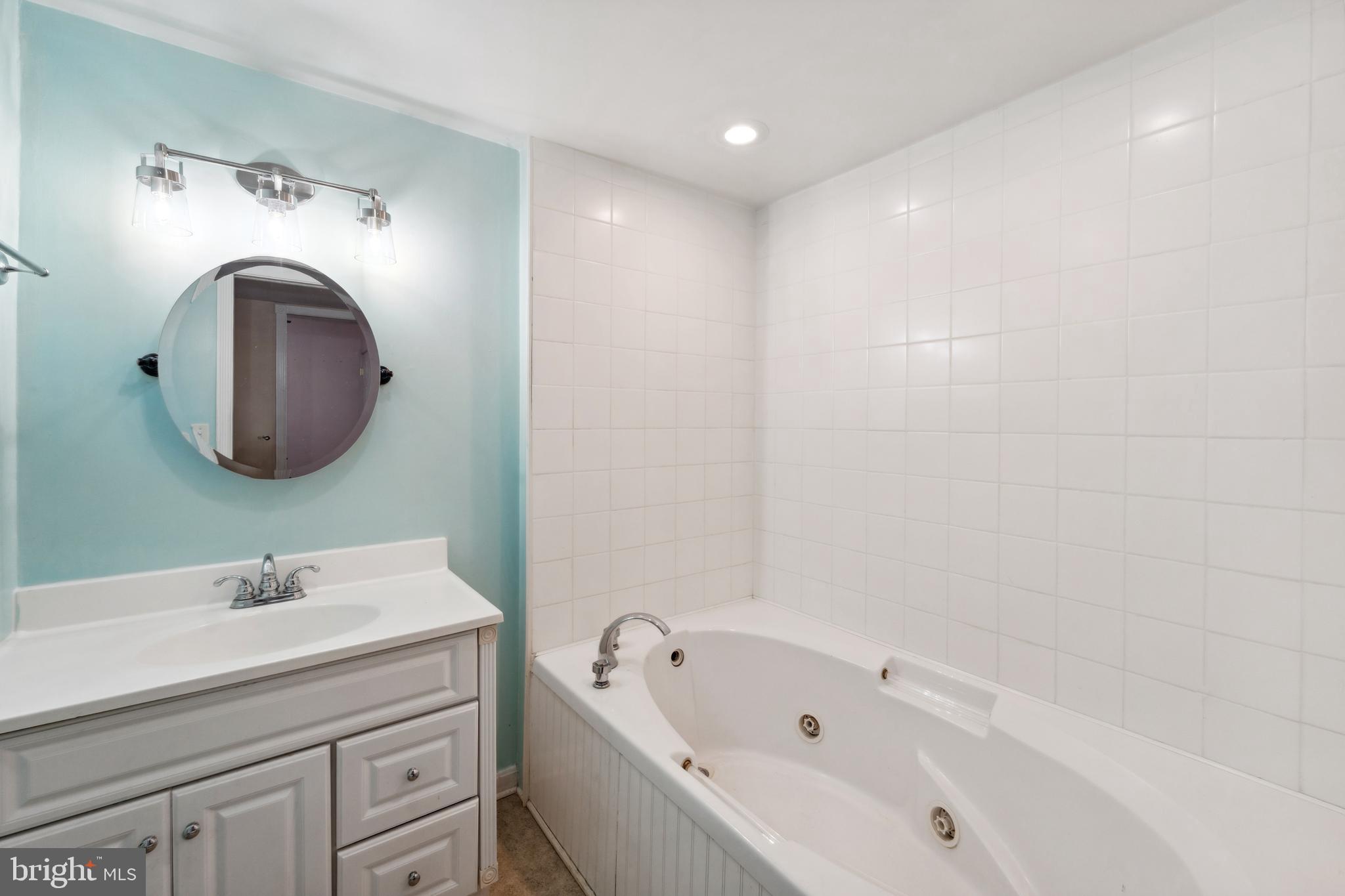 COUNTRY LAKES - Residential