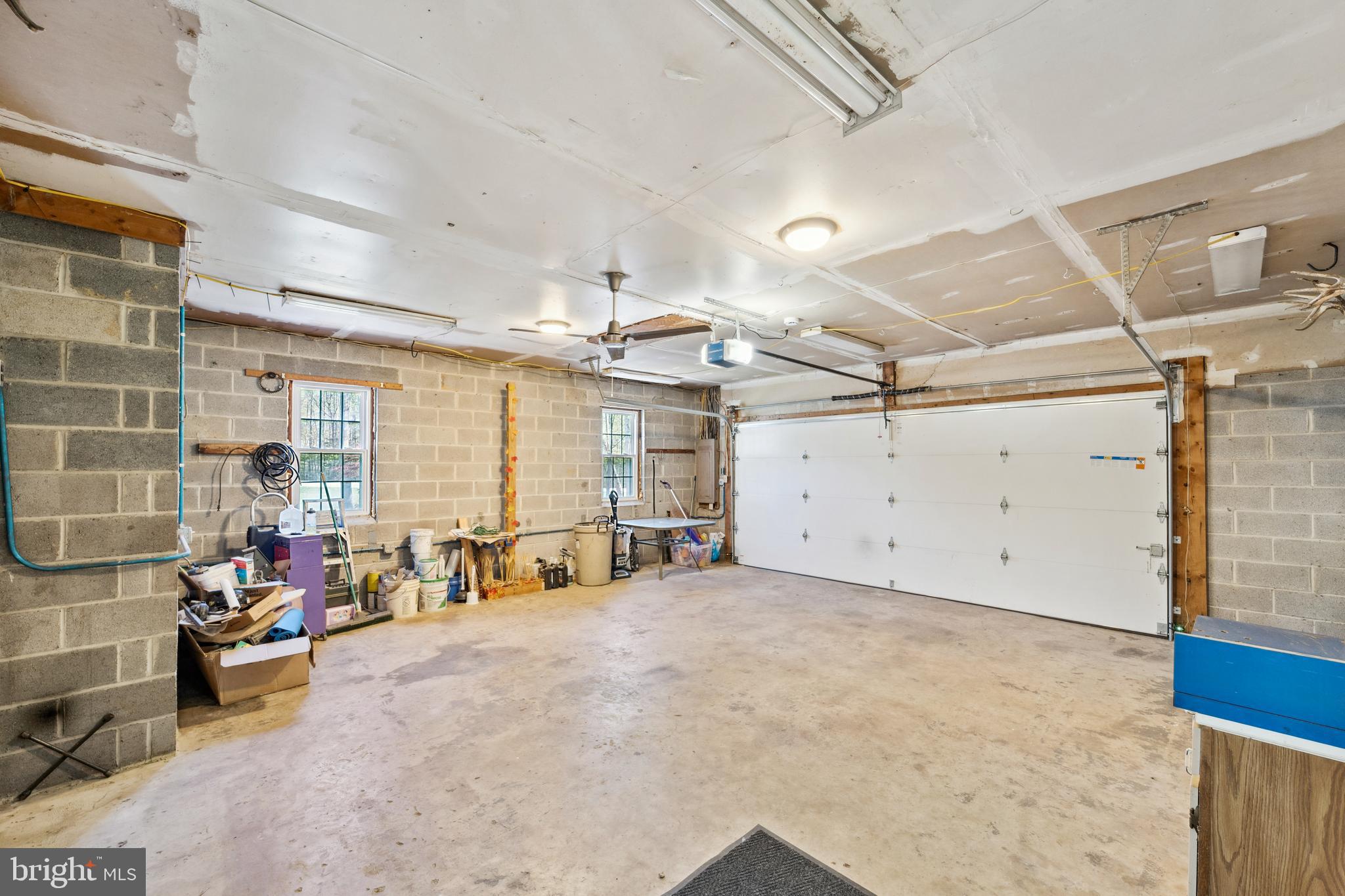 COUNTRY LAKES - Residential