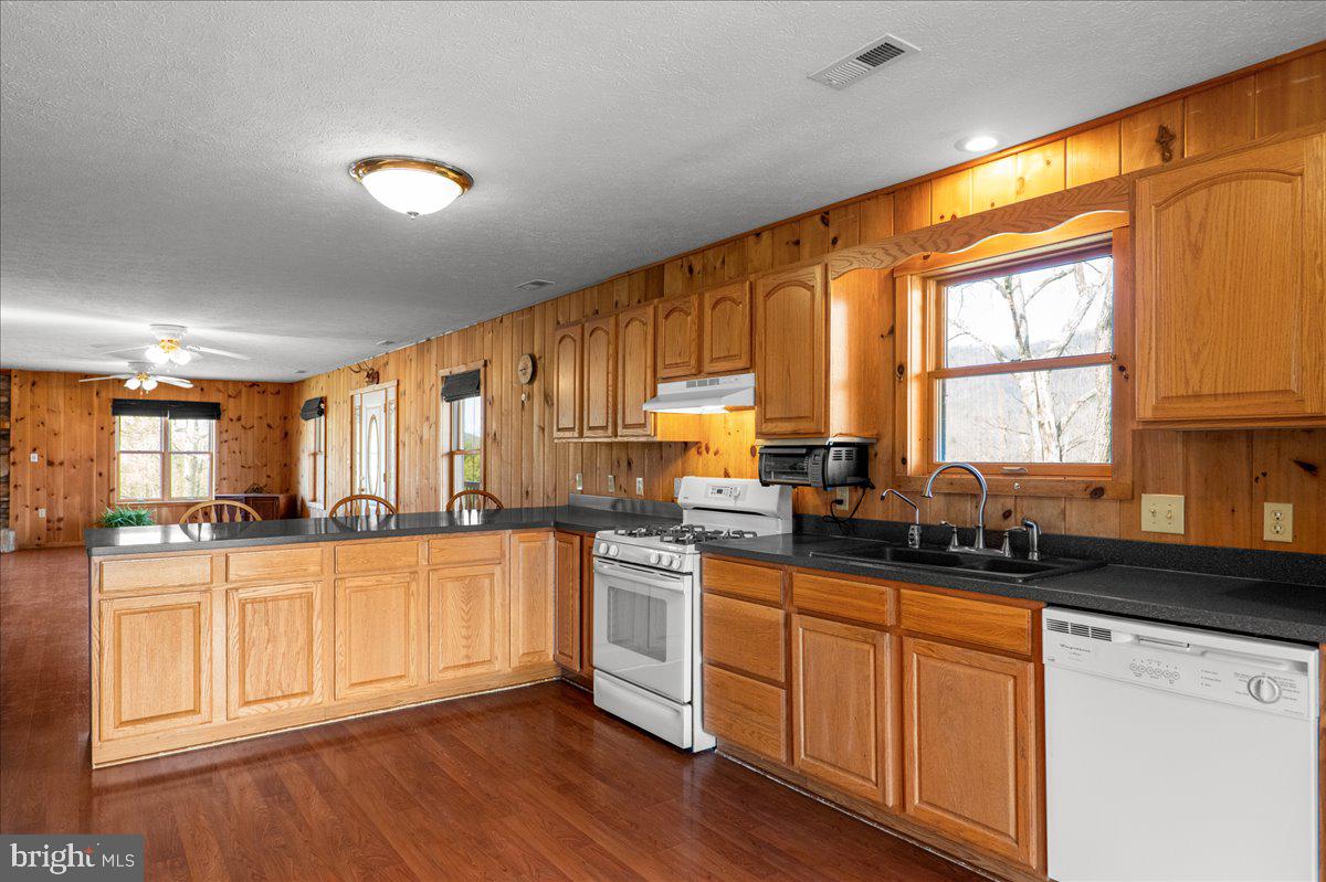 HICKORY WOOD - Residential