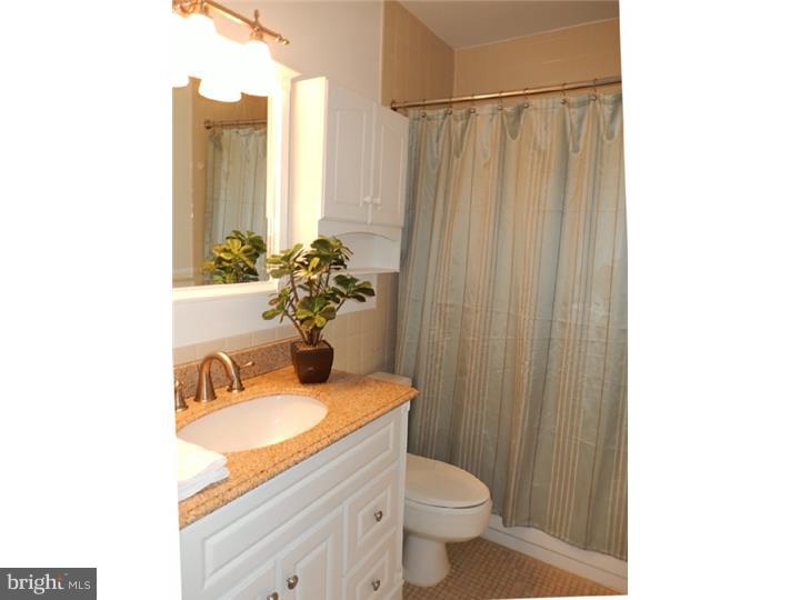 QUEEN VILLAGE - Residential