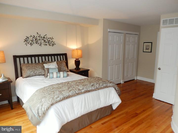 QUEEN VILLAGE - Residential