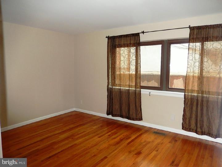 QUEEN VILLAGE - Residential