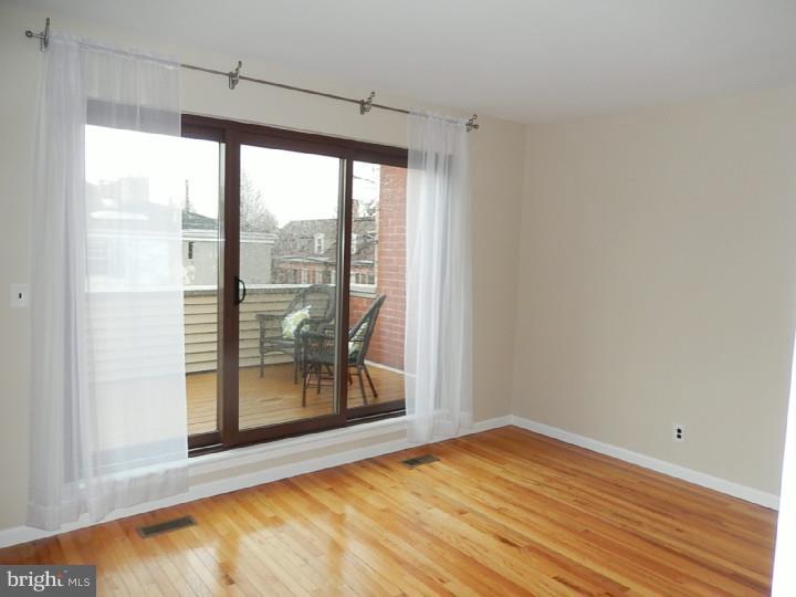 QUEEN VILLAGE - Residential