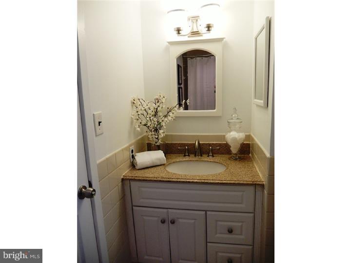 QUEEN VILLAGE - Residential