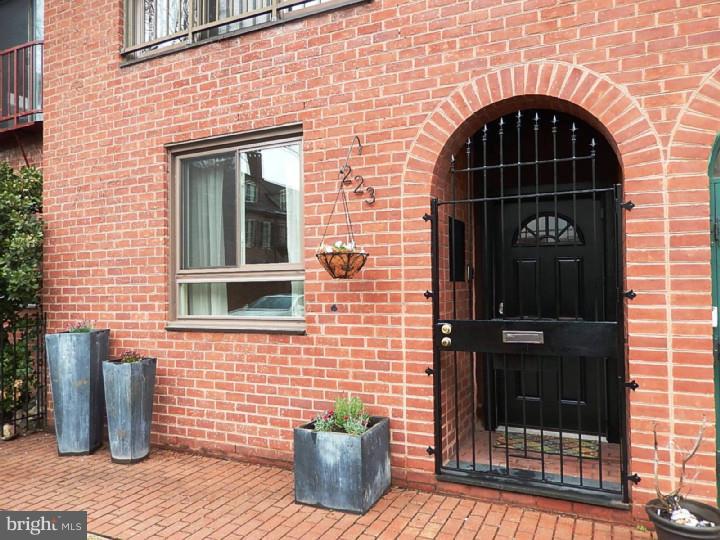 QUEEN VILLAGE - Residential