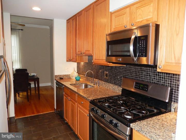 QUEEN VILLAGE - Residential