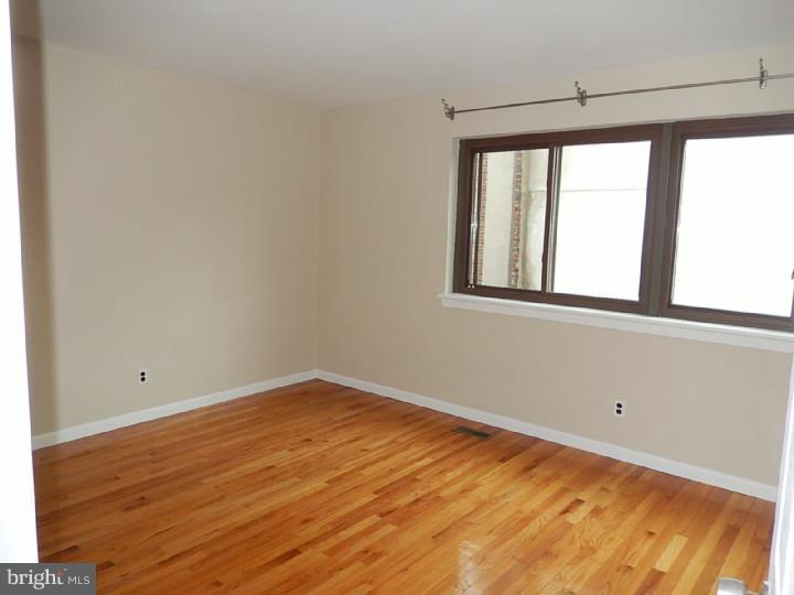 QUEEN VILLAGE - Residential