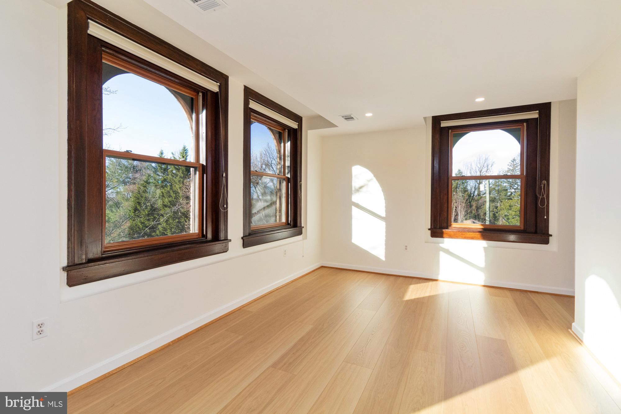 ROLAND PARK - Residential Lease