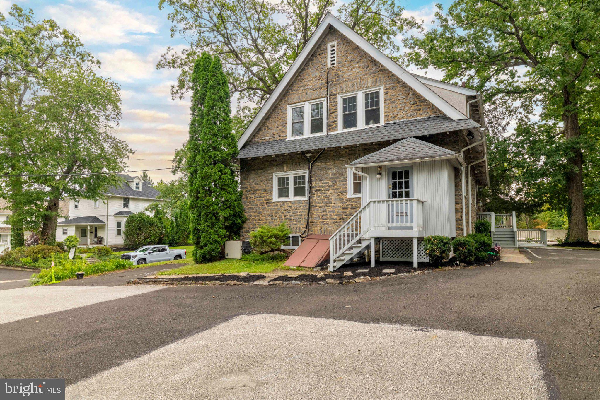1564 EDGE HILL ROAD
