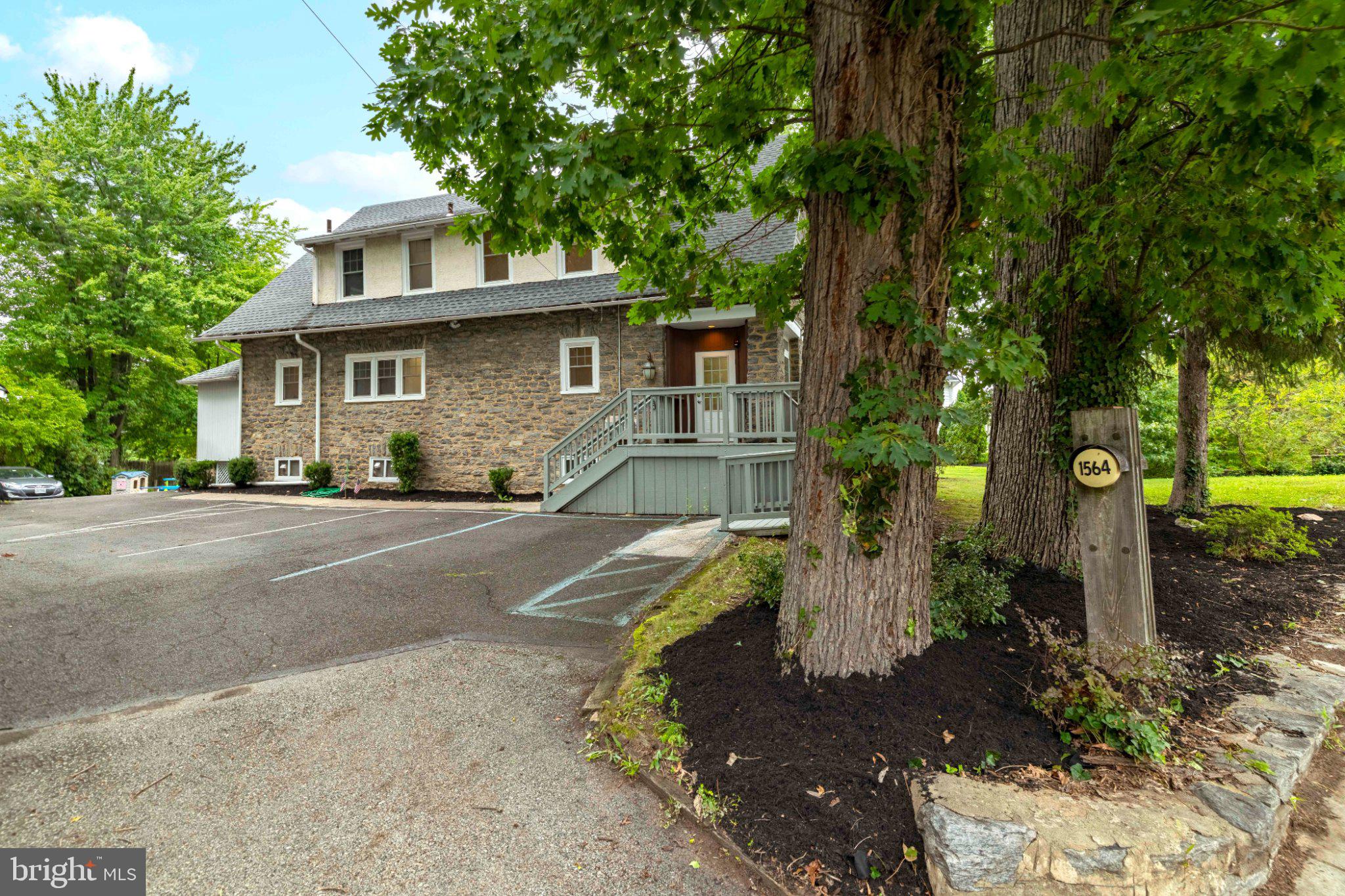 1564 EDGE HILL ROAD