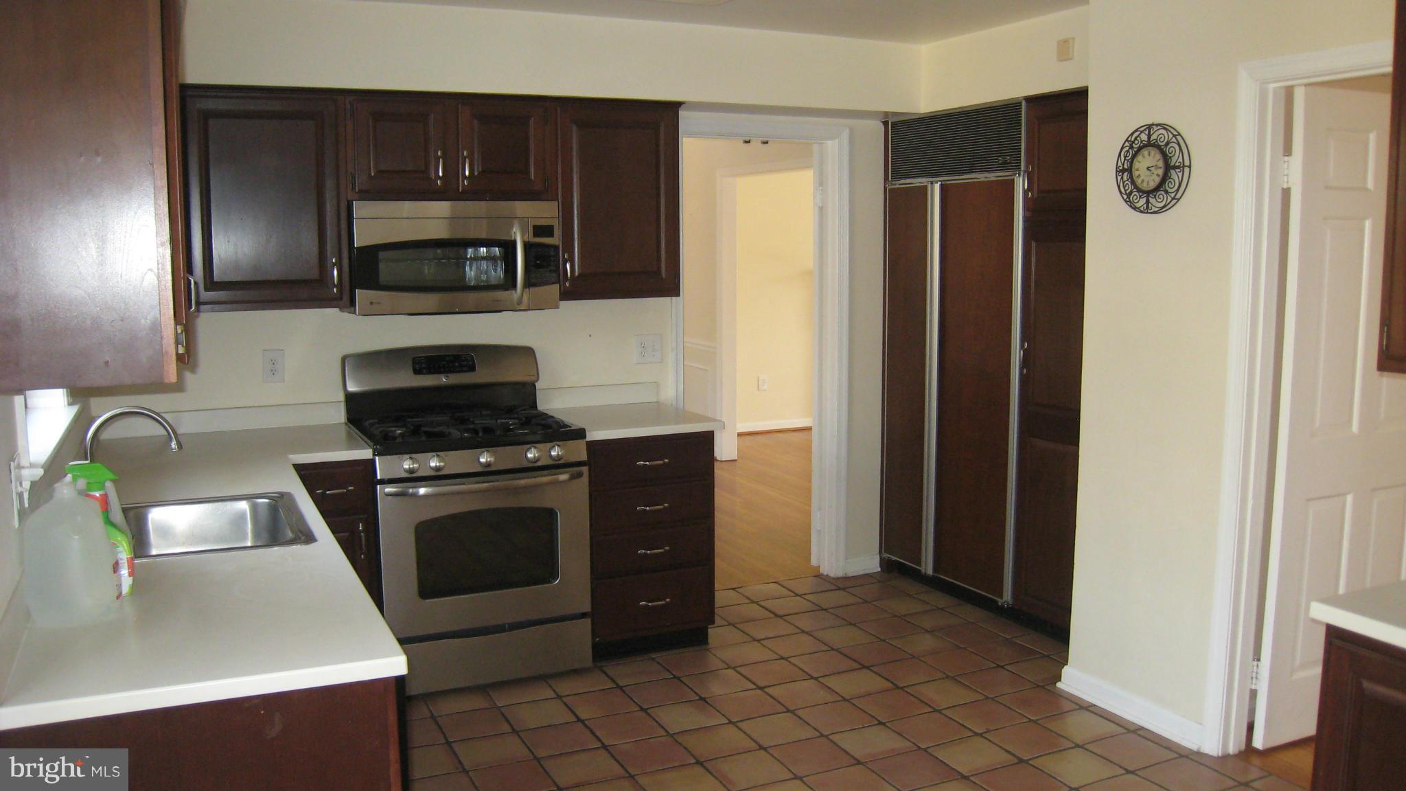 KINGS MANOR - Residential Lease