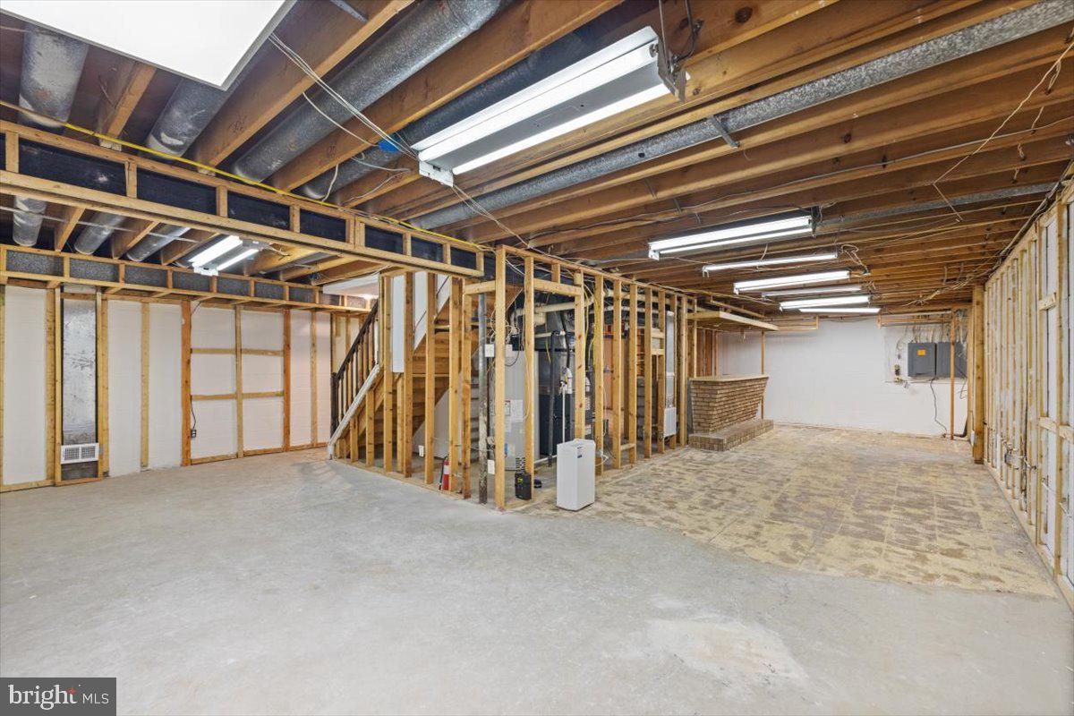 HOLLY KNOLL - Residential