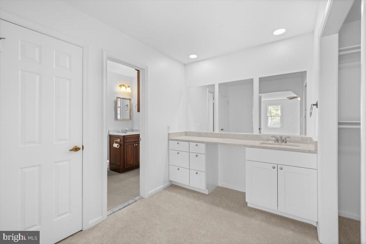 HOLLY KNOLL - Residential