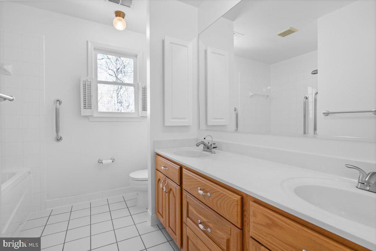 HOLLY KNOLL - Residential