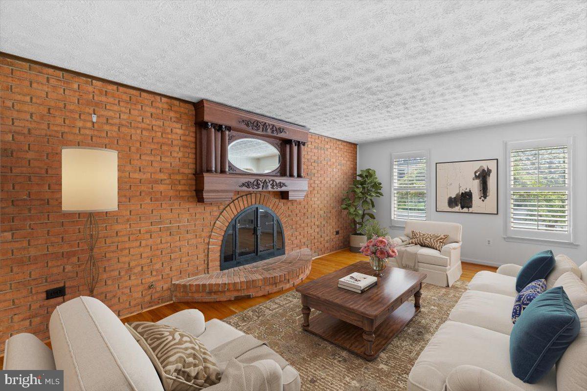 905 HOLLY CREEK DRIVE