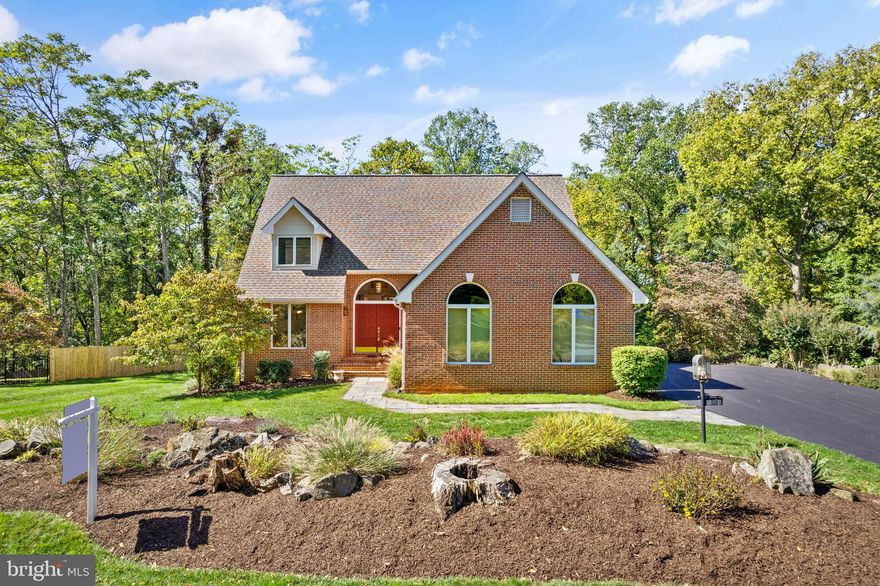 Nestled in the beautiful neighborhood of Beauregard Estates, this rare find features a bright and airy floor plan with vaulted ceilings and skylights. This home gives you and your guests room to spread out, with a full bath on the main level, 3 bedrooms and 2 full baths on the upper level,  and a bedroom and full bath on the lower level. The private and serene rear yard backs to woods and is perfect for grilling and entertaining. 1.5 miles from downtown Leesburg!

This home has so many updates! Roof: 2015; Trex Deck:2020; Heat Pump, Paint, LL Carpet, Kitchen Cabinet Refresh,  Main Level Light Fixtures: 2023. Just a short drive to Northern Virginia wine country (too many wineries to list!). Easy access to parks, restaurants, outlets, breweries, Leesburg Bypass, and Rt. 7.