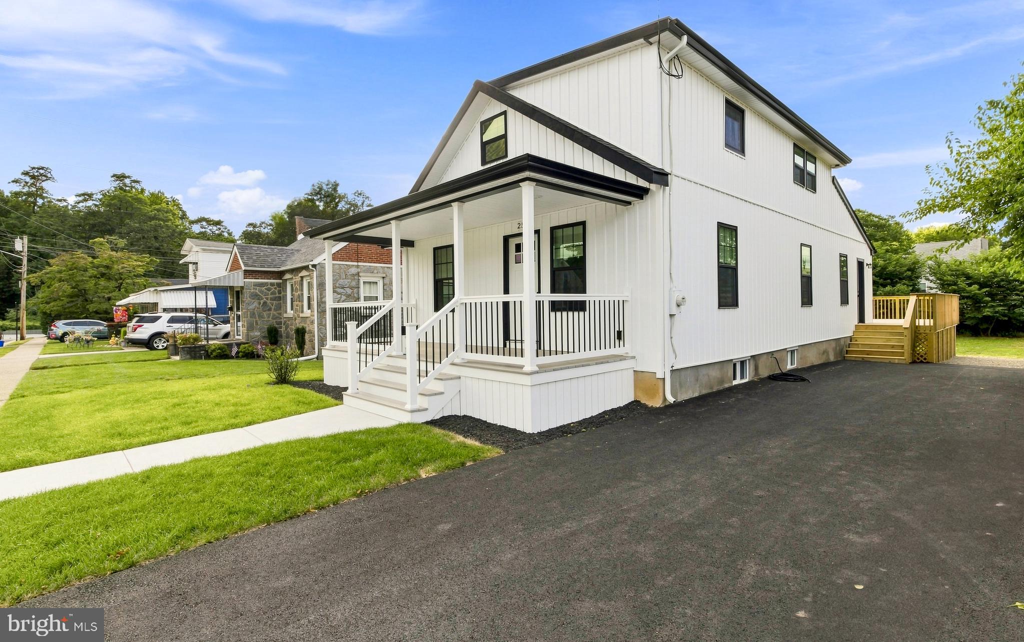 25 THOMPSON AVENUE